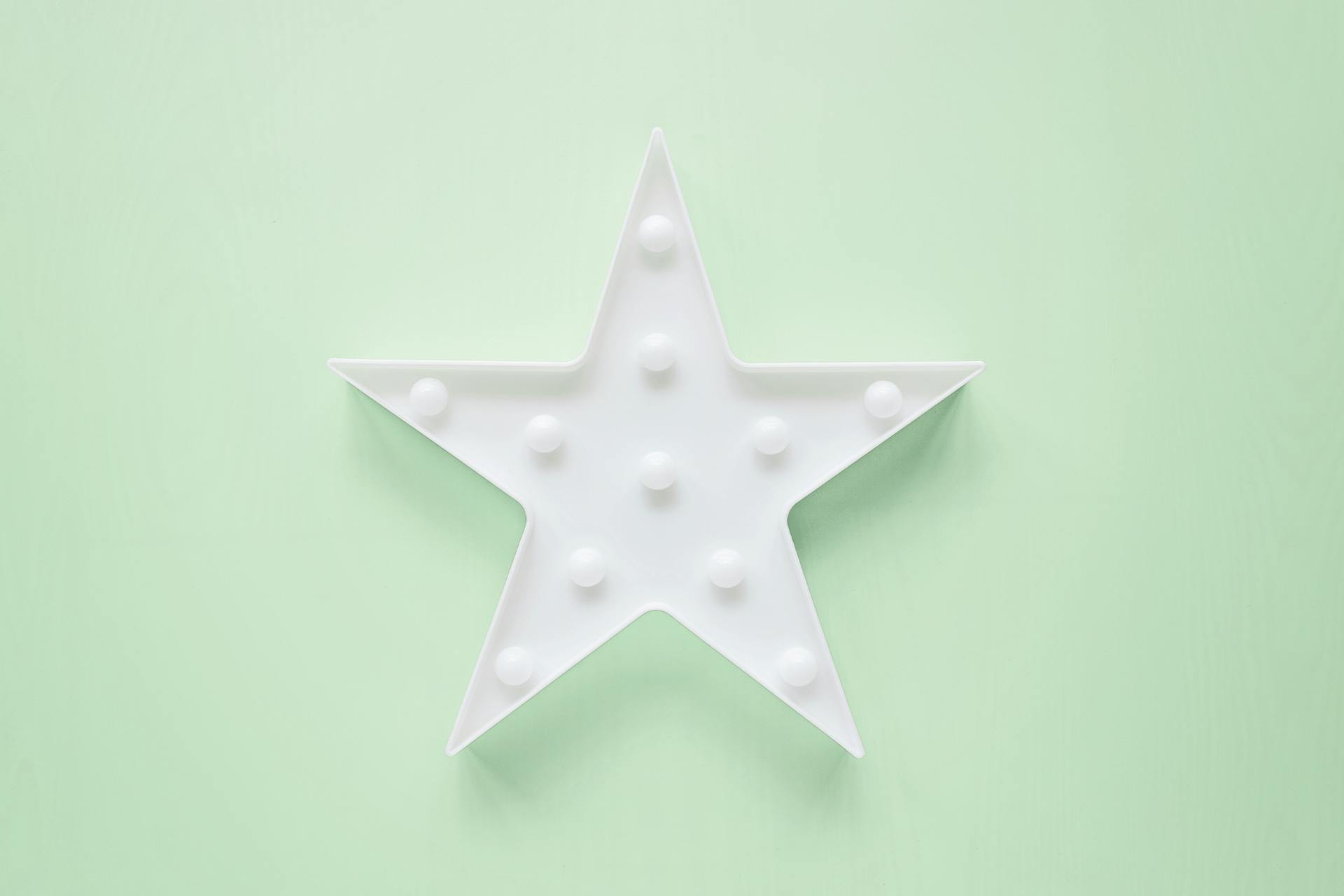 White star on green background. Best social media marketing examples from 2021