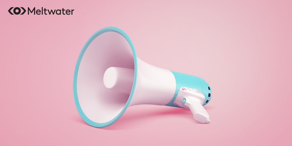 Eine 3D-Darstellung eines Megaphons, das auf der Seite liegt - mit rosa Hintergrund und Meltwater Logo als Titelbild für unseren Beitrag dazu, wie man eine PR-Strategie entwickelt