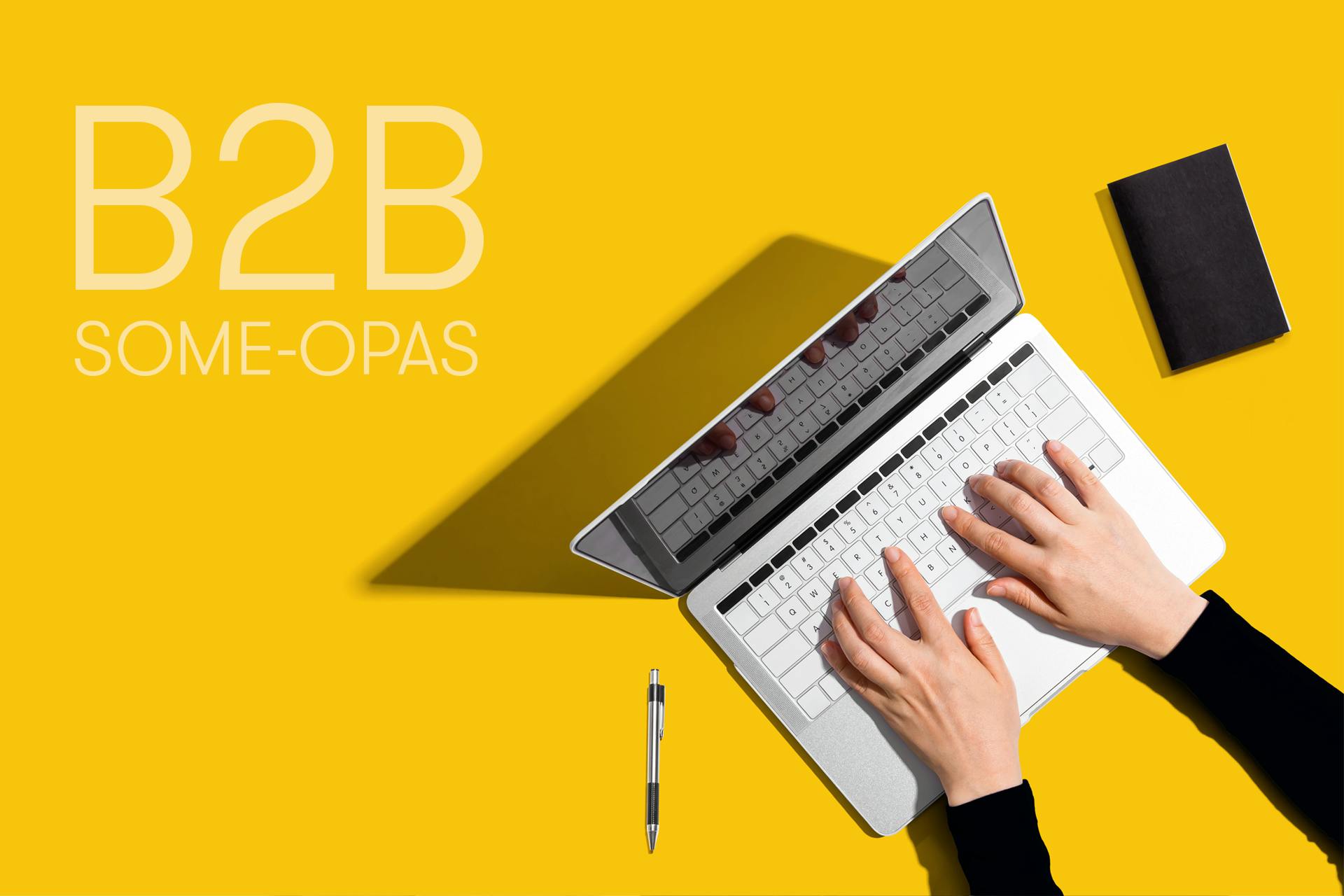 B2B some-opas, henkilön kädet tietokoneen näppäimistöllä ylhäältä kuvattuna