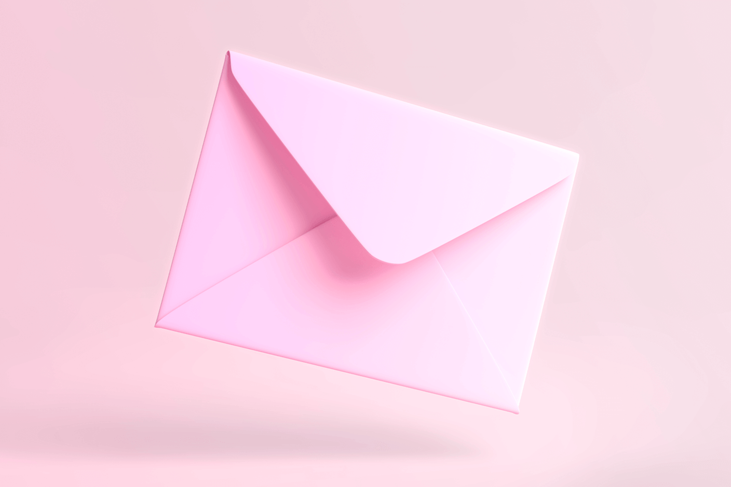 Une enveloppe rose entre-ouverte