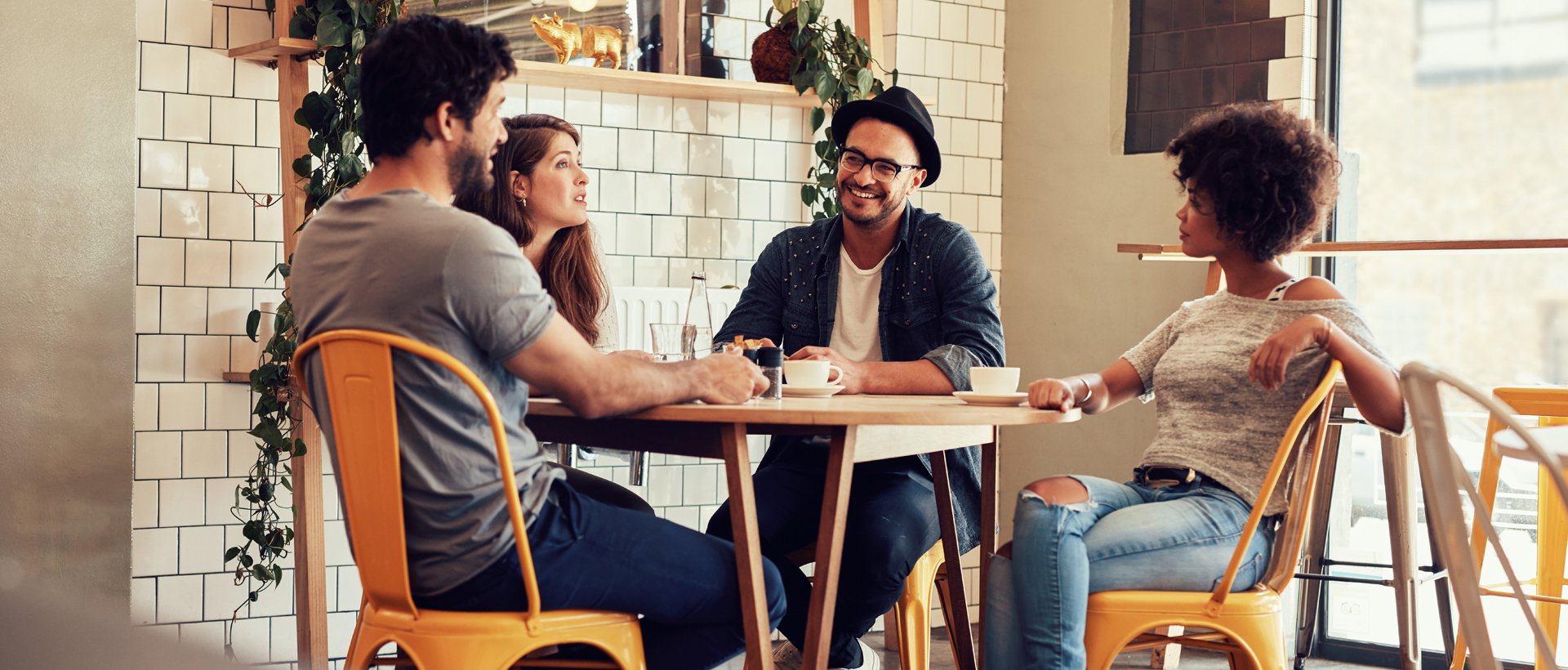 Foto of friends sitting in a cafe chatting