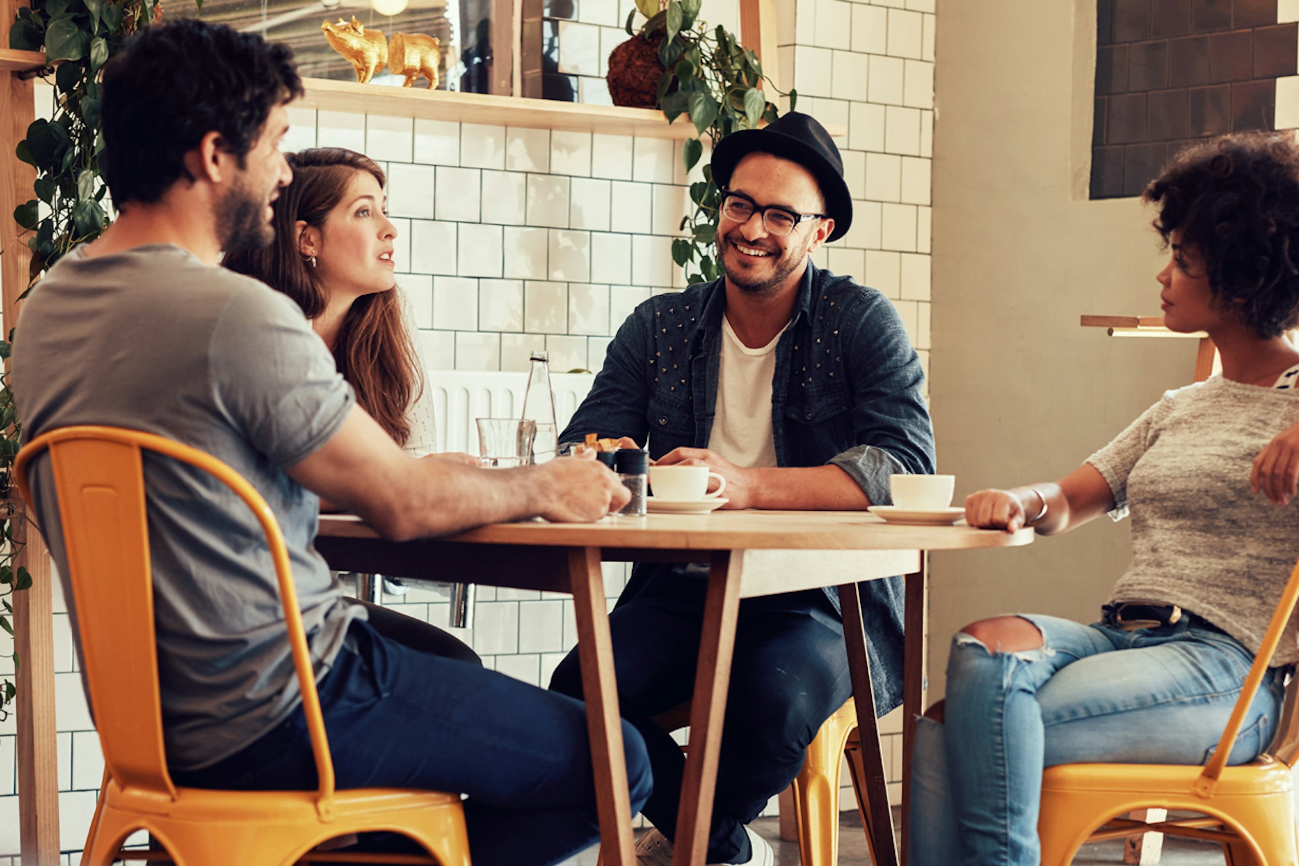Foto of friends sitting in a cafe chatting