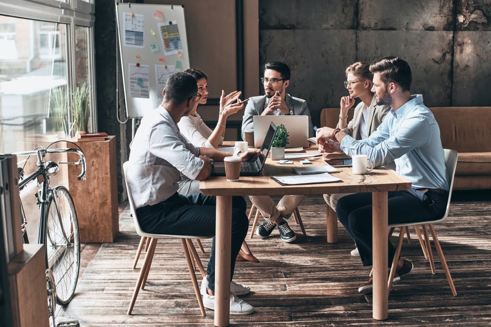 Young Professionals sitzen in gemeinsamen Meeting im Büro