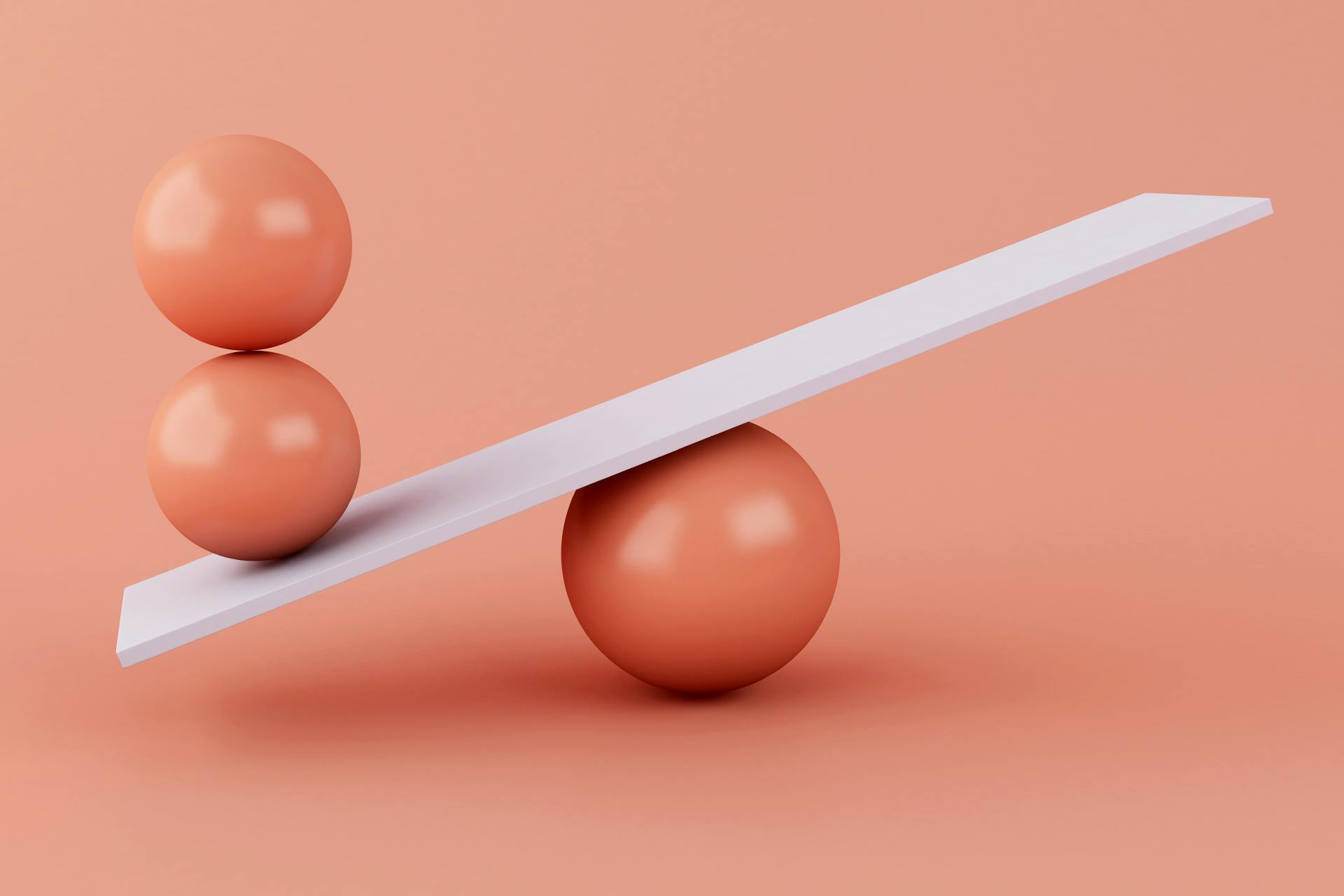跷跷板，两个橙色球在跷跷板的一端平衡。此图像象征着营销团队在涉及社交媒体监控平台时营销团队可能经历的过程。伟德国际官网地址