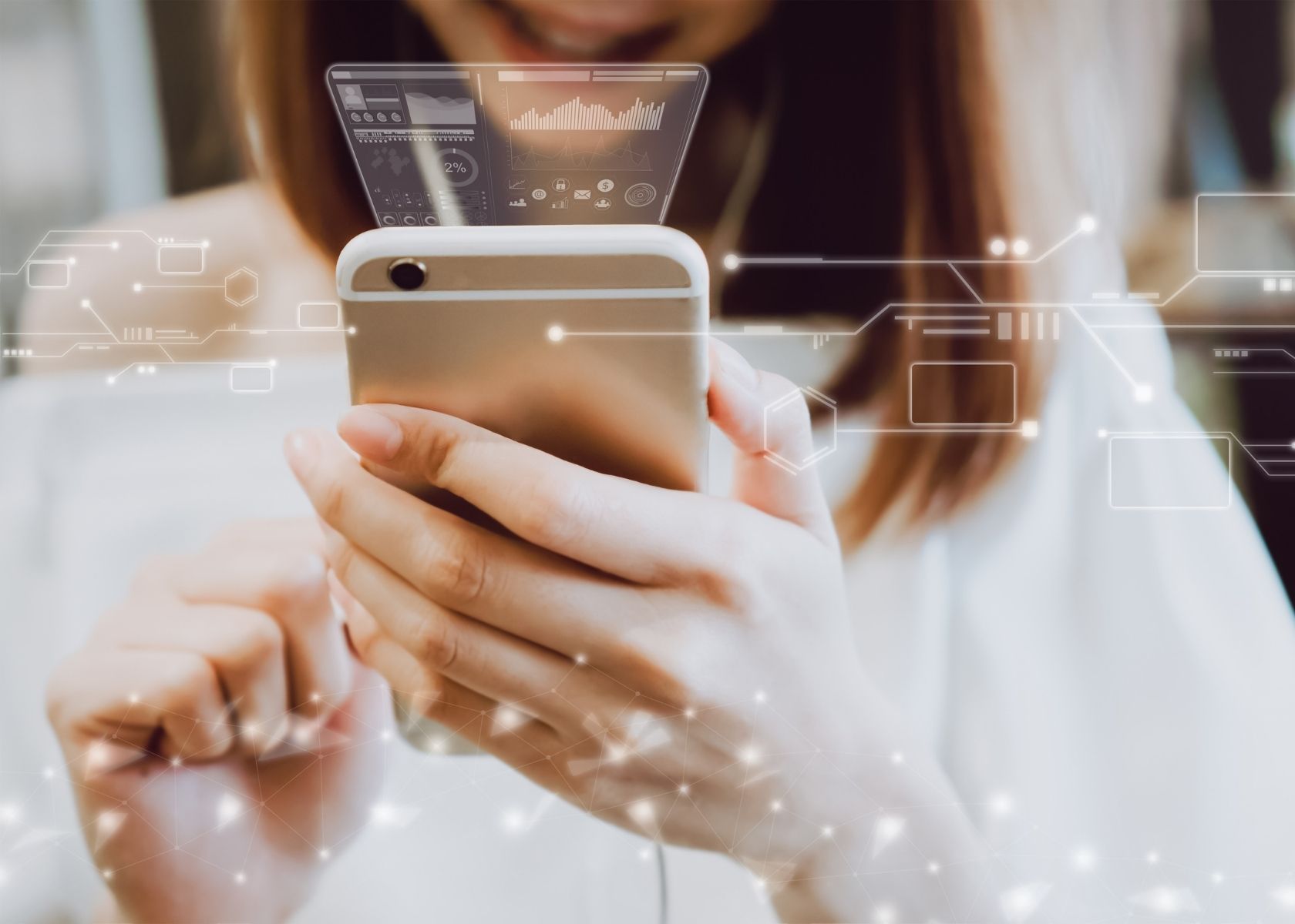 Femme tenant un téléphone portable dans la main