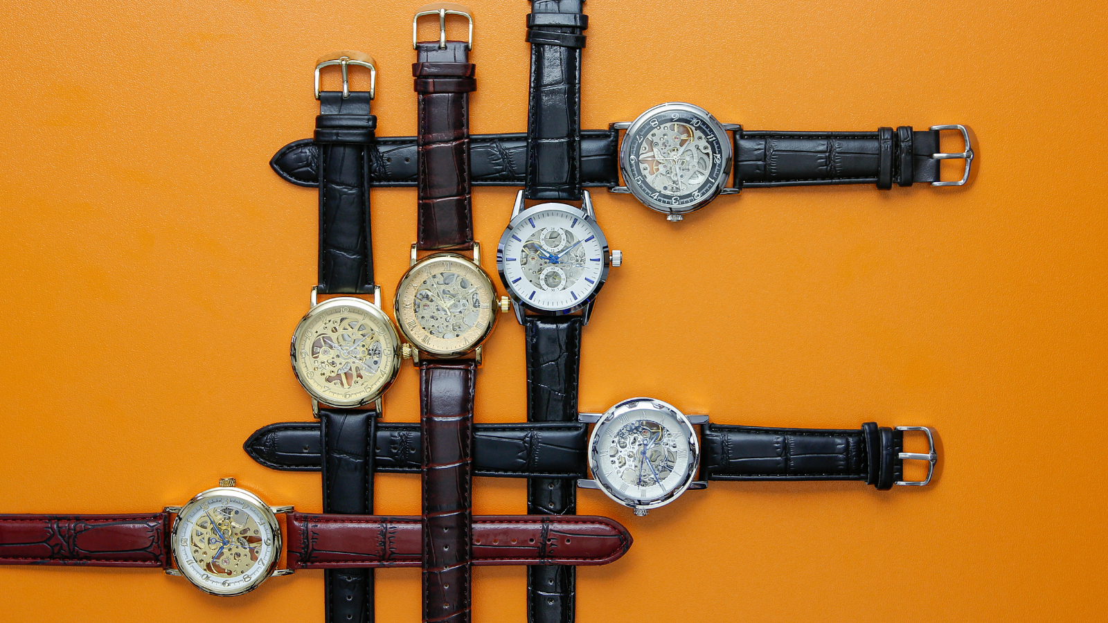 Des montres sur un fond orange 