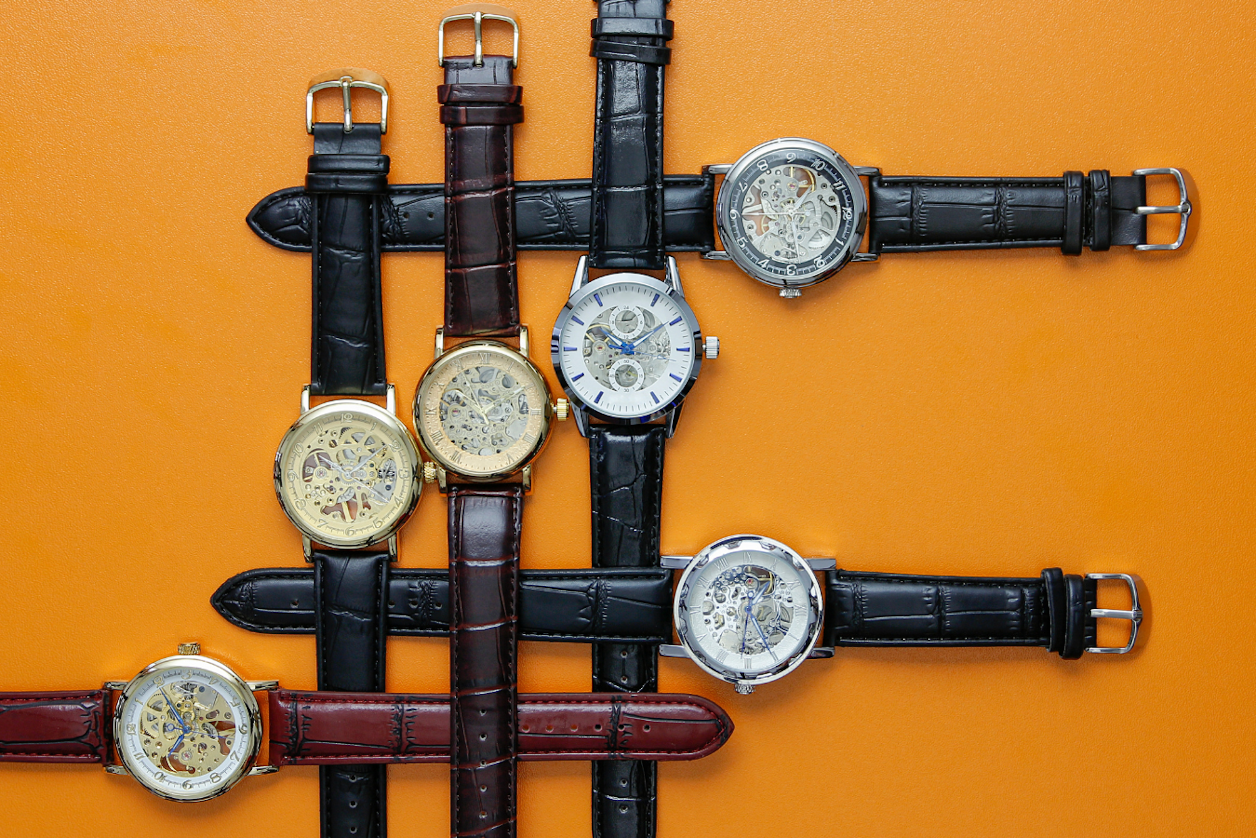 Des montres sur un fond orange