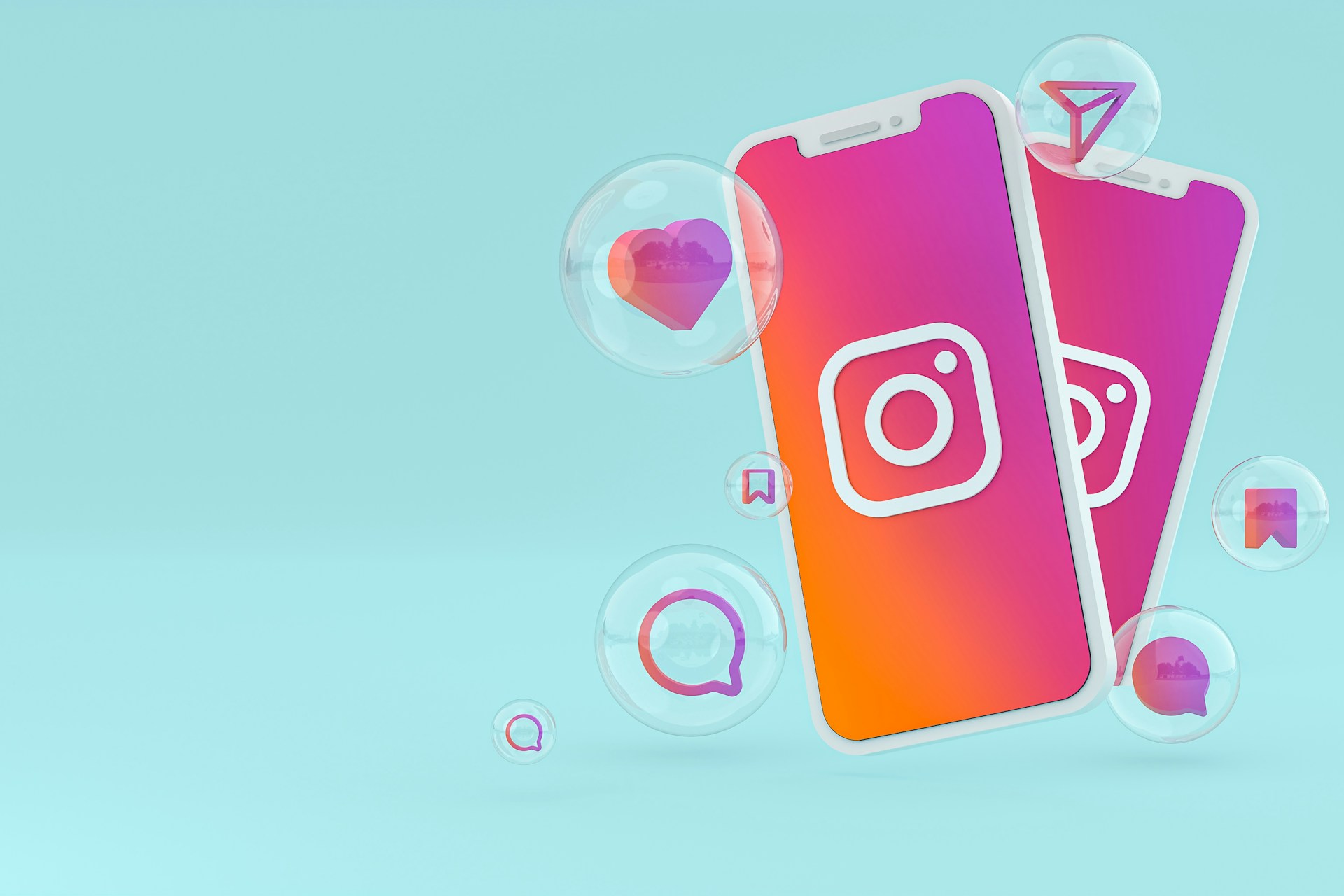 Hellblauer Hintergrund, 2 Iphones mit dem Instagram Logo und rot/orangenen Hintergrund, verschiedene Icons in Blasen um die Iphones