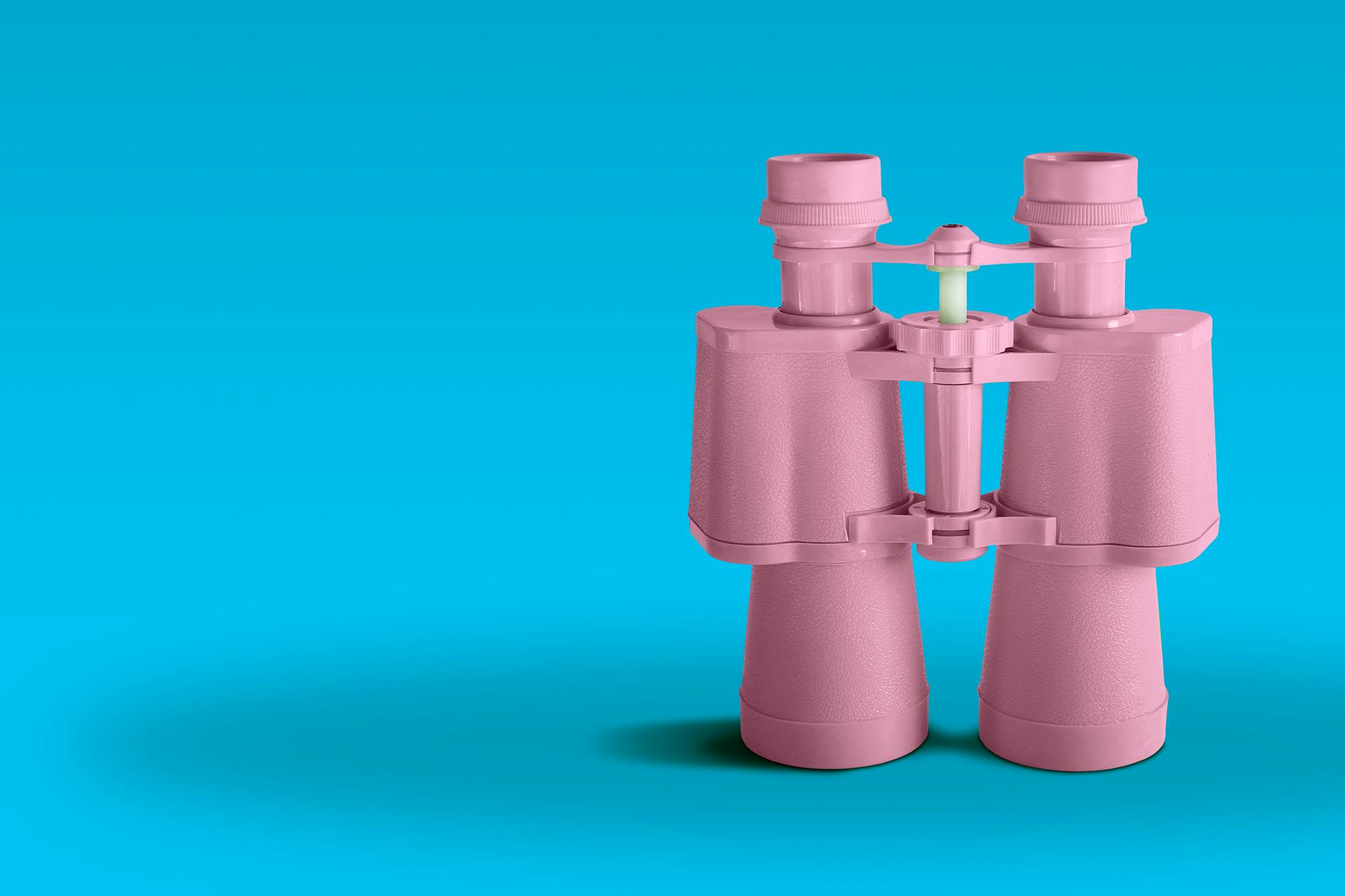 3D Illustration eines pinken Fernglases vor einem blauen Hintergrund für die Social Media Trends 2022