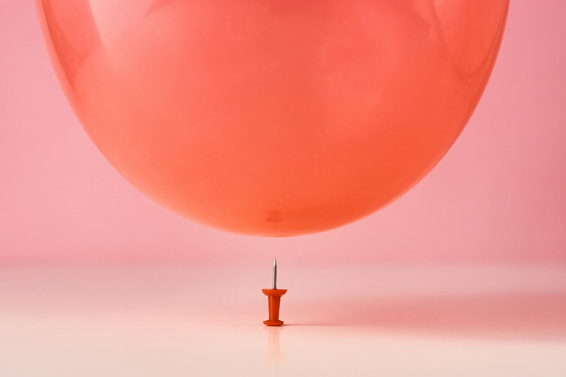 Grote ballon zwevend boven een pushpin. Blog post afbeelding voor hoe een PR en sociale media crisis te beheren