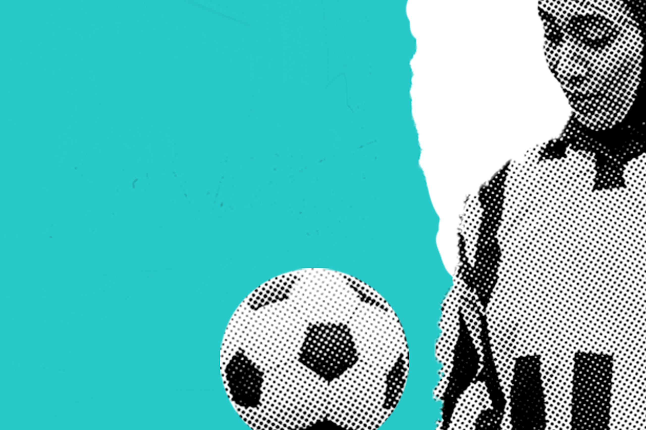 Femme voilée qui joue au foot sur fond vert