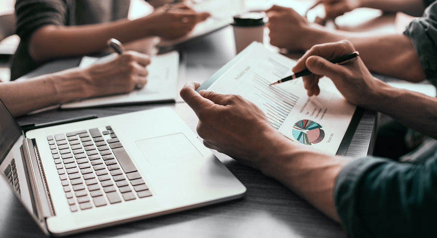 Team macht Analysen am Arbeitsplatz als Bild zur Sentimentanalyse mit Media Intelligence