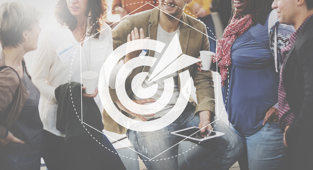 Zielscheibe vor Hintergrund mit Menschen Zielgruppendefinition