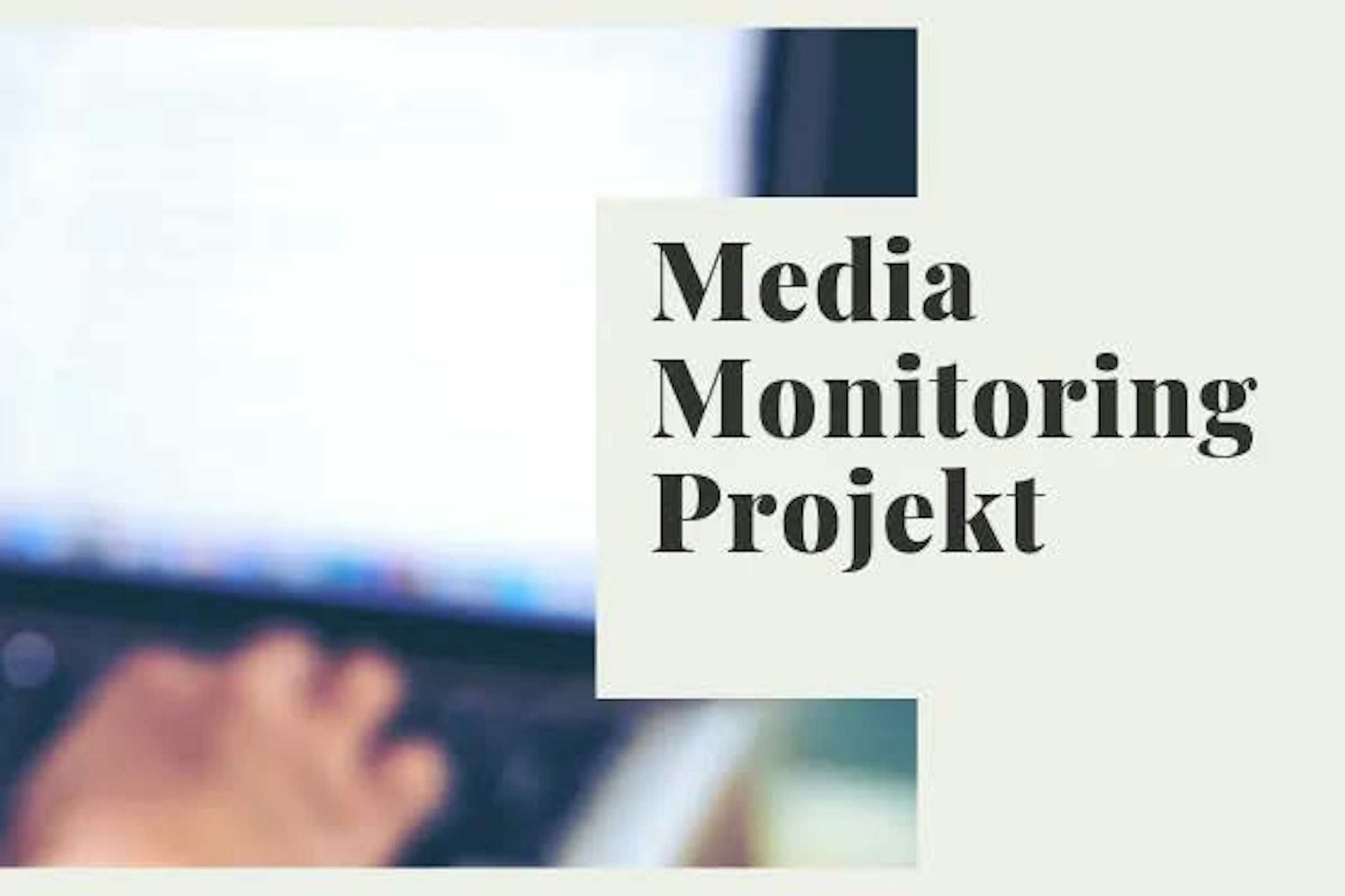 Man sieht verschwommen im Hintergrund jemanden, der an seinem Laptop arbeitet und dabei sein Smartphone in der Hand hält. Rechts steht "Media Monitoring Projekt" geschrieben.