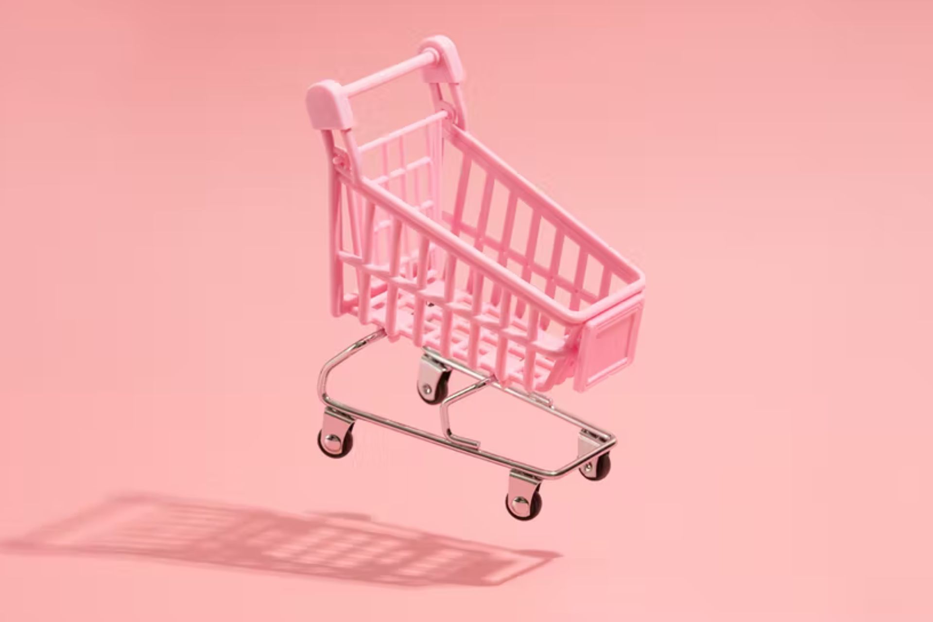 Caddie rose qui lévite sur fond rose 