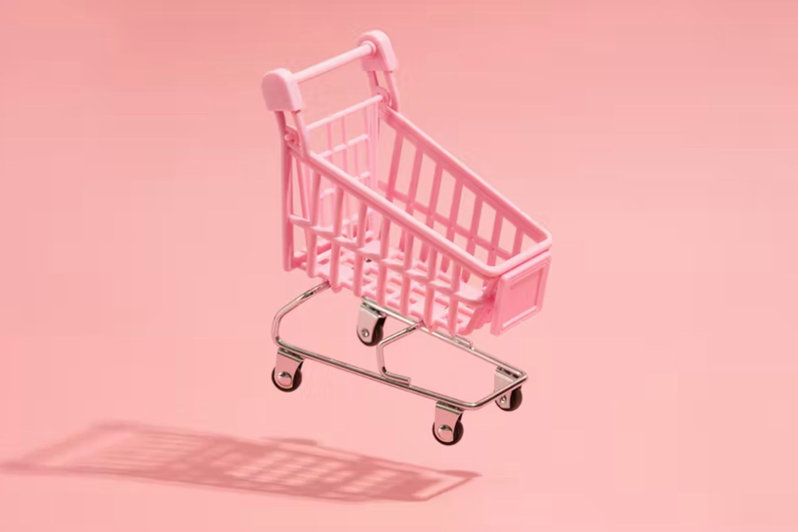 Caddie rose qui lévite sur fond rose