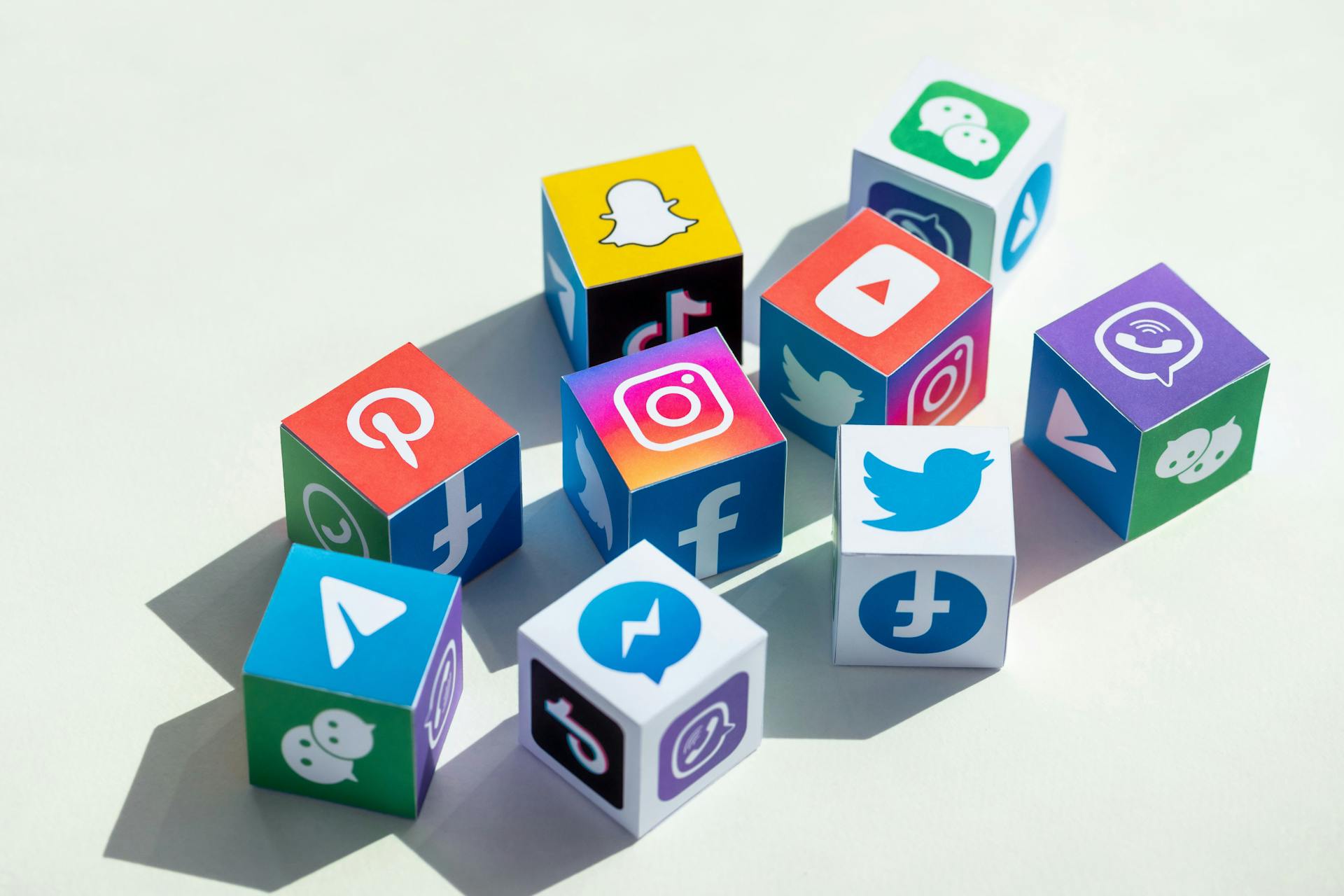 Cube avec des logos des médias sociaux comme Twitter, Facebook, Messenger, Instagram, etc.