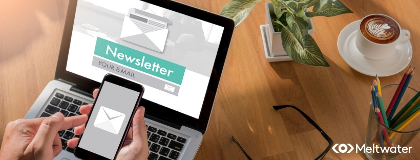 Foto Laptop und Smartphone auf Tisch mit Newsletter Screen Icons