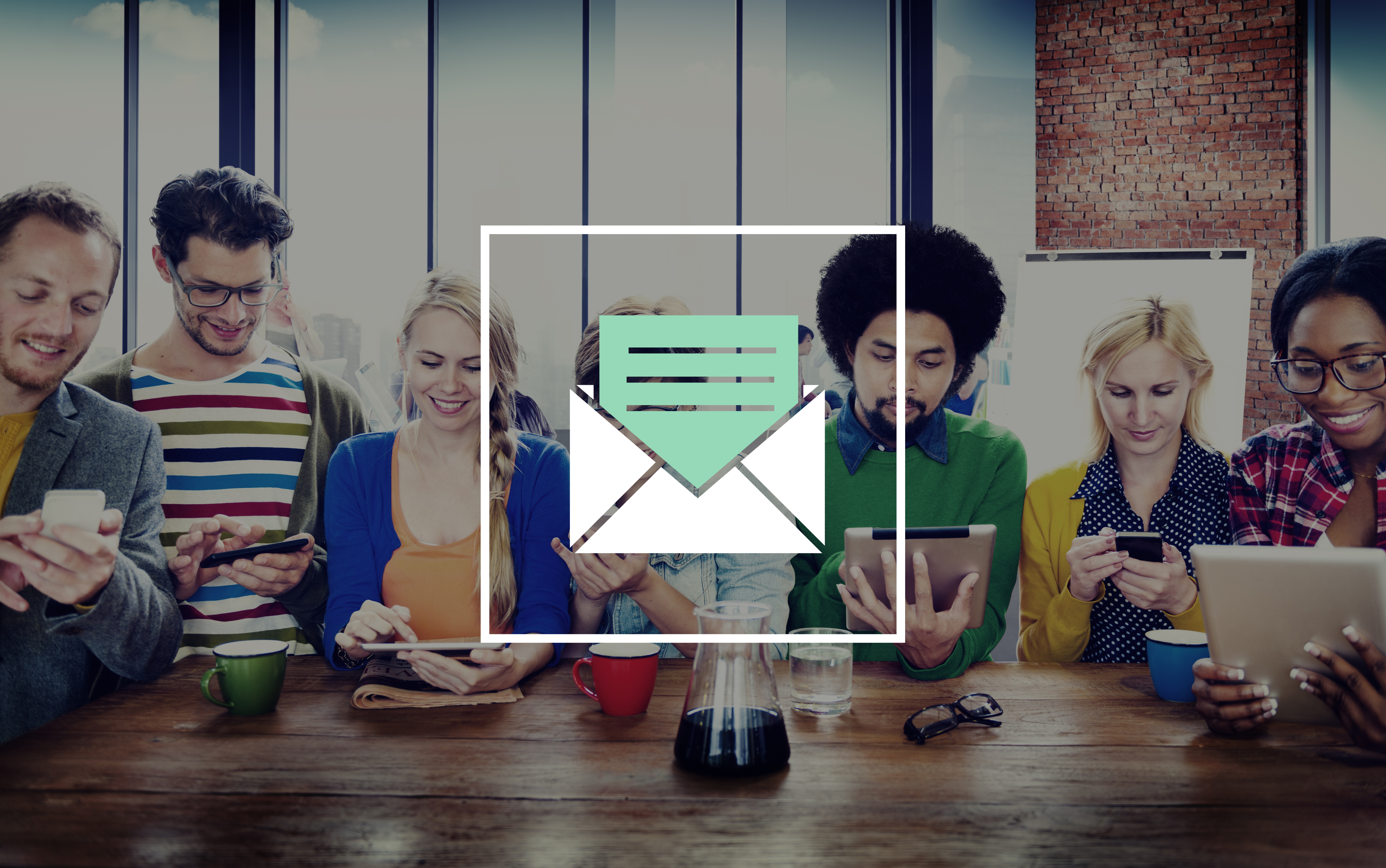 Diverses Team mit Newsletter Icon im Vordergrund