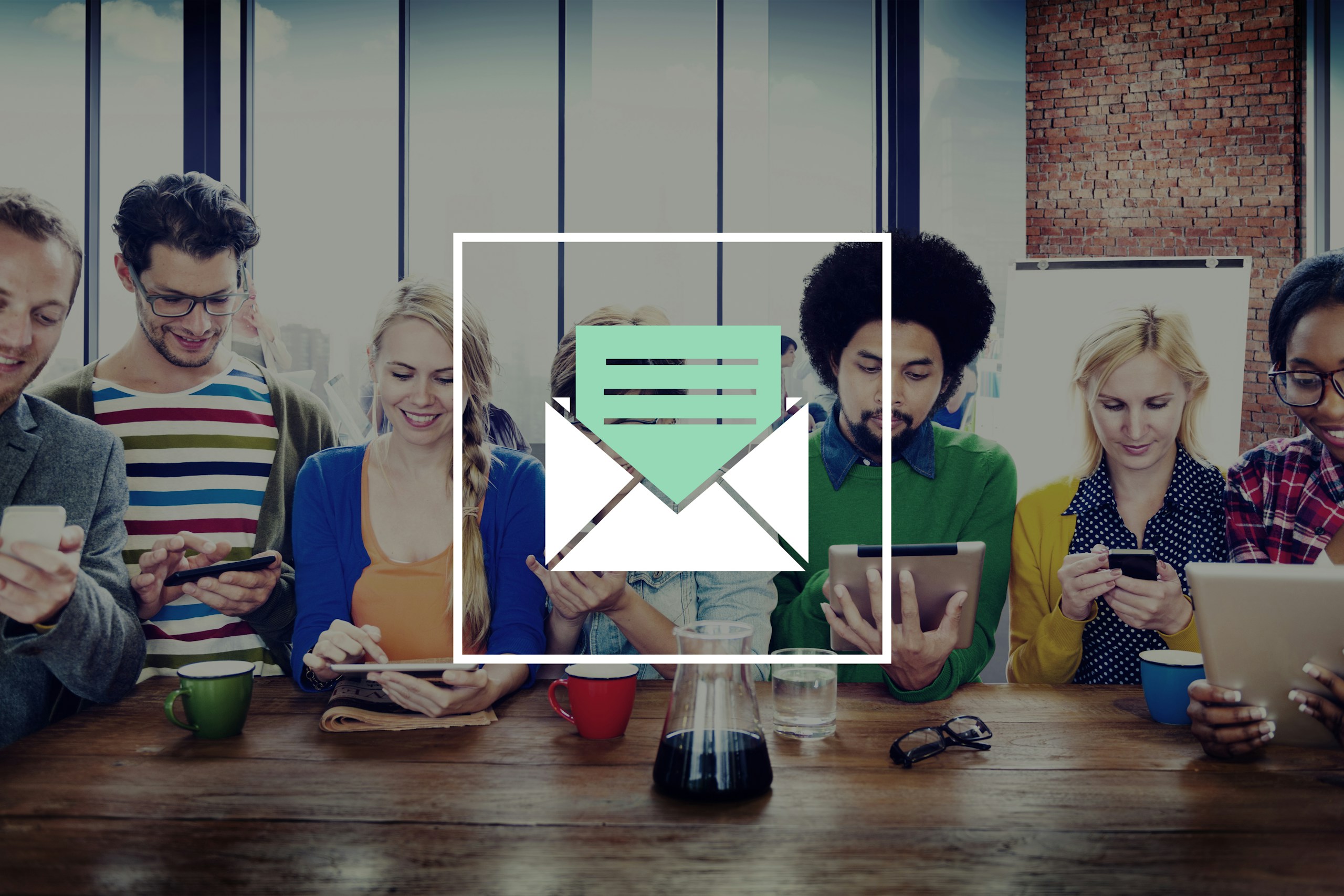 Diverses Team mit Newsletter Icon im Vordergrund