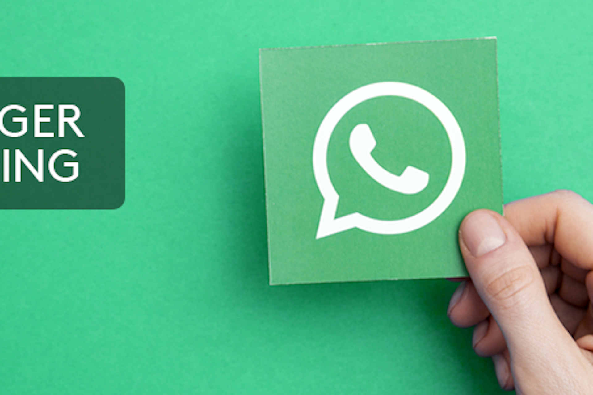 Grüner Hintergrund mit Whatsapp Icon in einer Hand Aufschrift Messenger Marketing