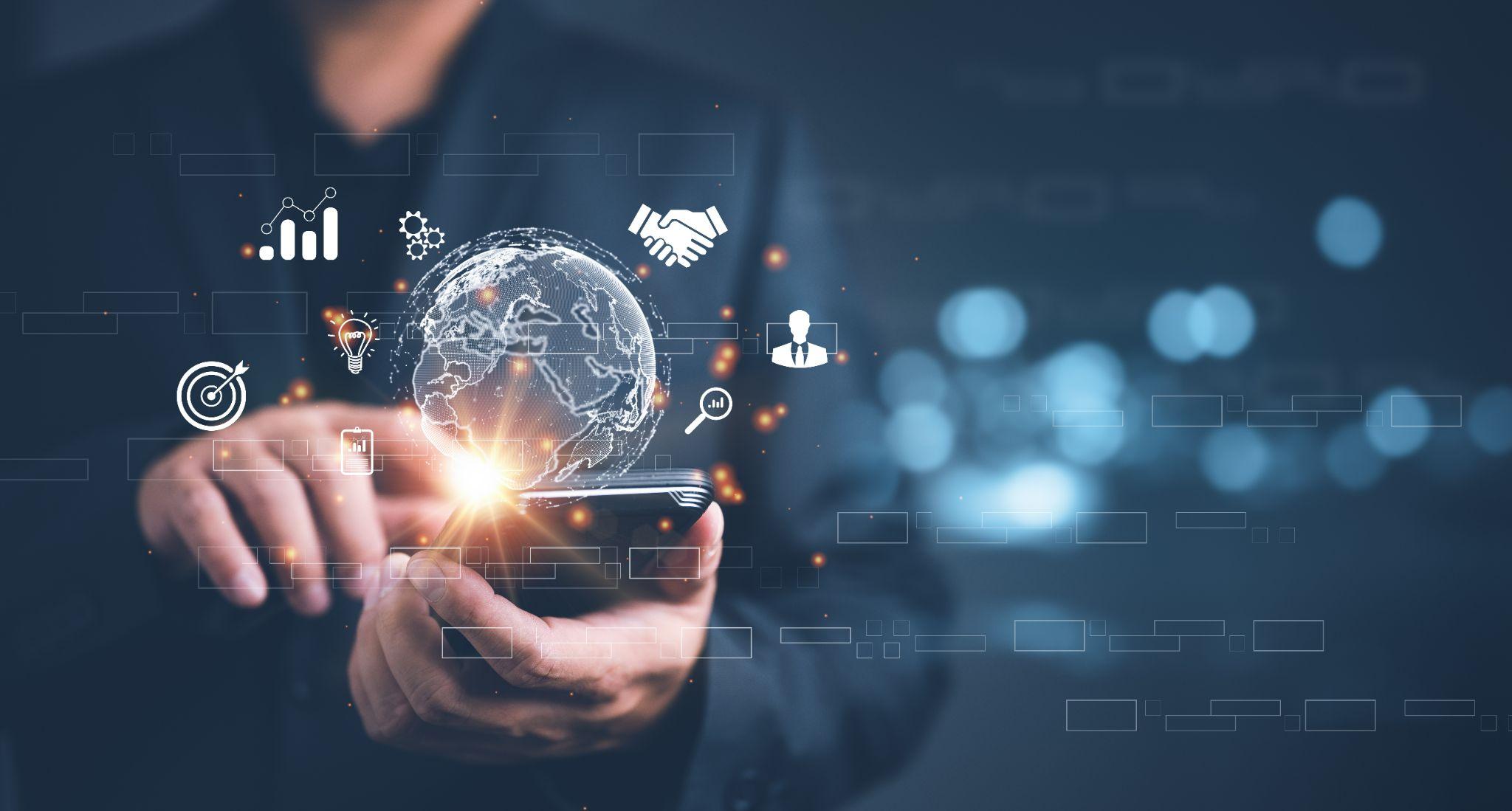 Un homme tient un smartphone duquel sort un hologramme de planète et des pictogrammes marketing (cible, loupe, poignée de mains, histogramme, ampoule)