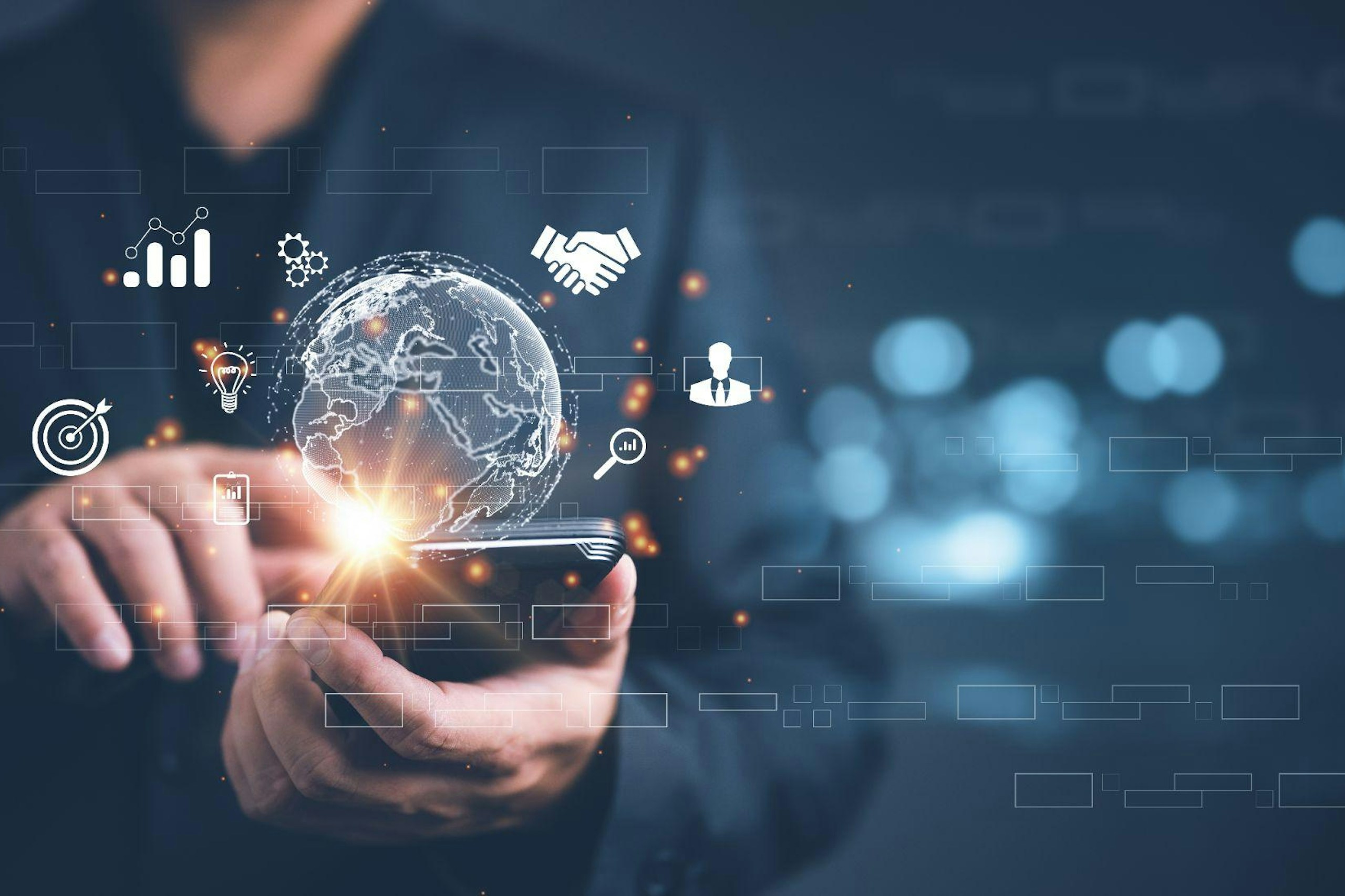 Un homme tient un smartphone duquel sort un hologramme de planète et des pictogrammes marketing (cible, loupe, poignée de mains, histogramme, ampoule)