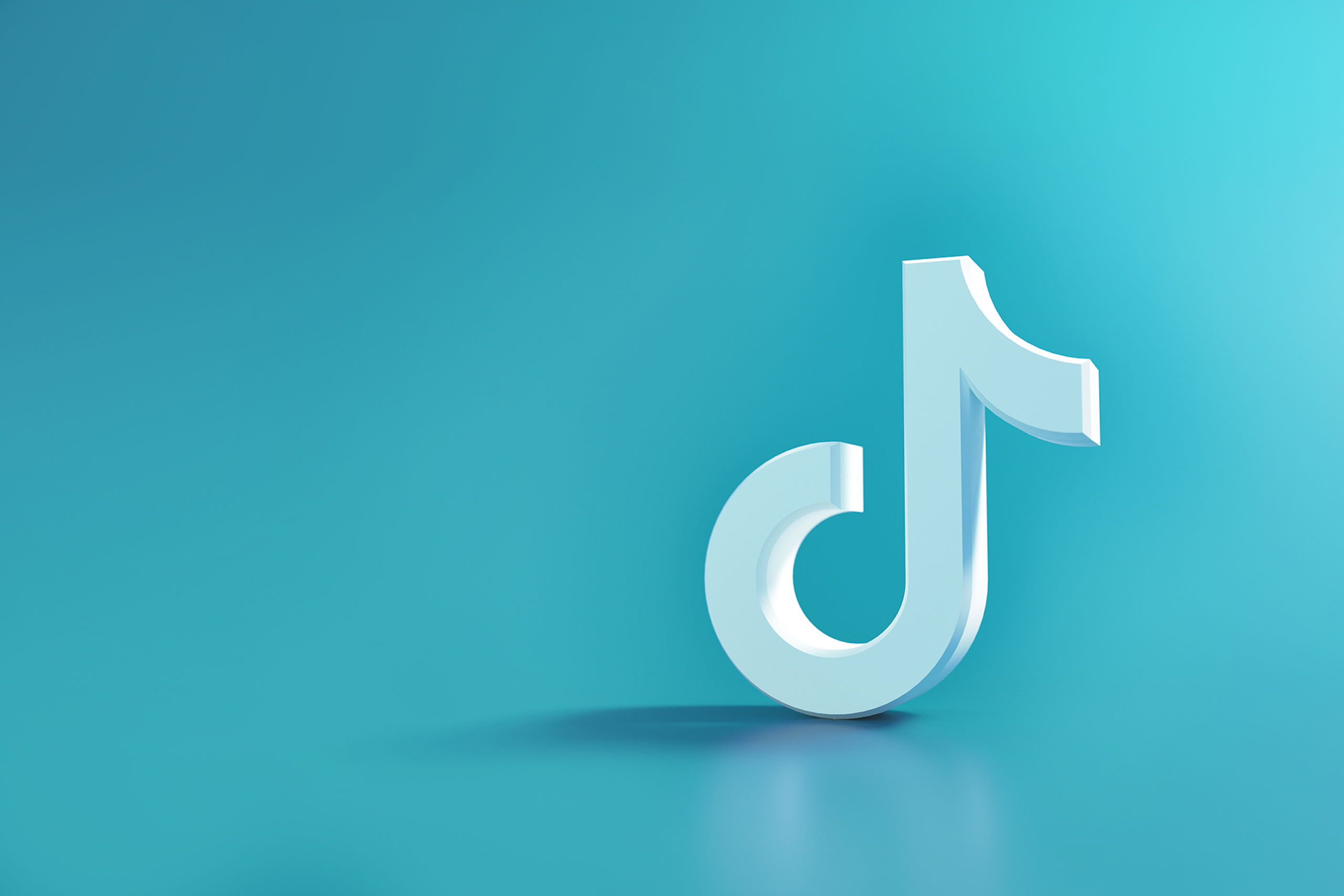 Un logo tiktok bleuté sur un fond bleu clair