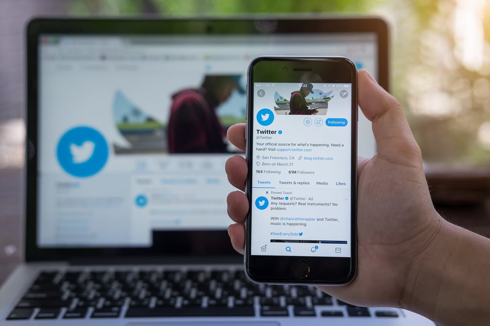 Laptop und Smartphone mit Twitter