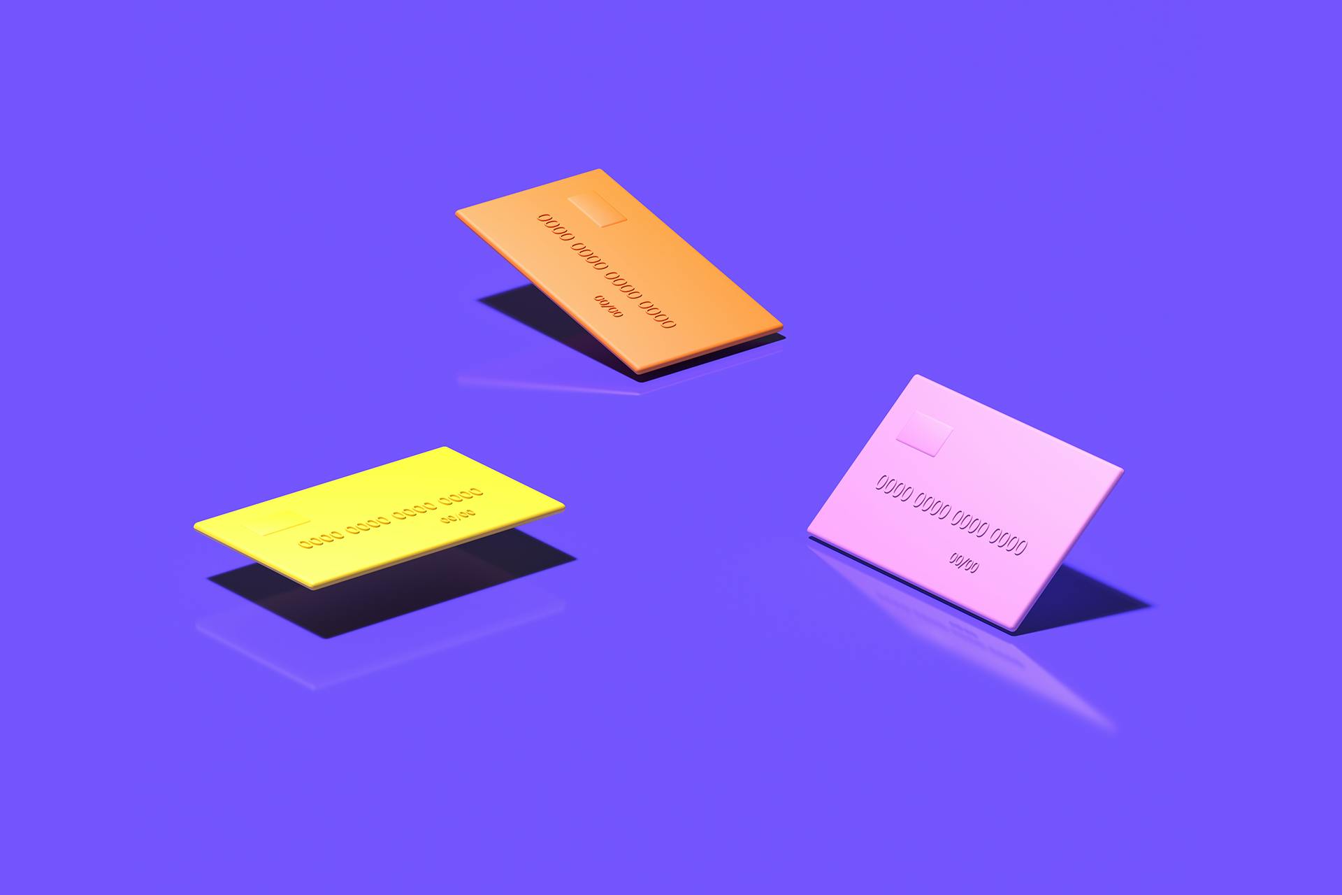 Drei Pappschilder auf einem lila Hintergrund. Mit einer erfolgreichen Influencer Marketing Strategie zücken eure Kunden wirklich ihre Kreditkarten! 