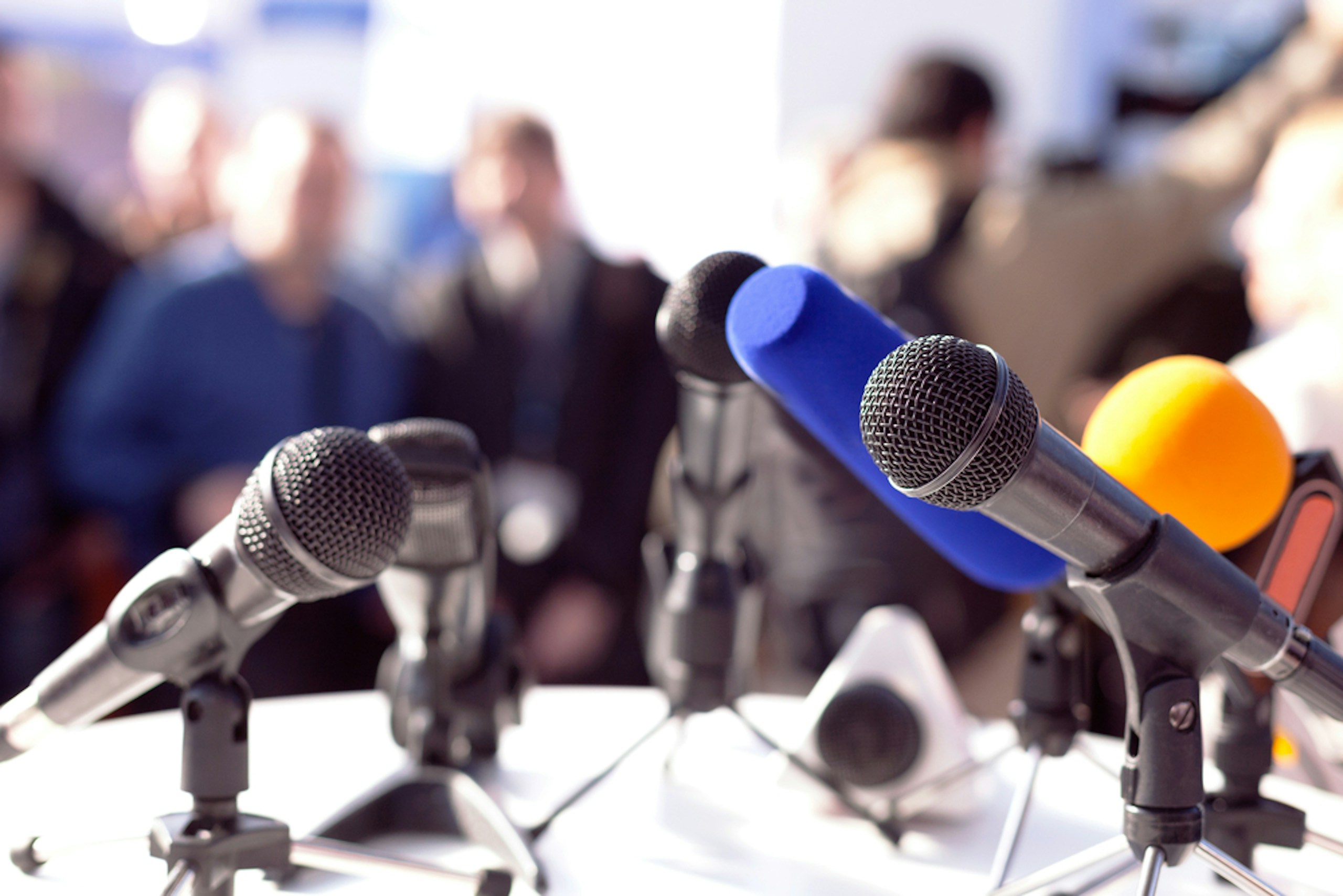 Plusieurs micros devant une conférence de presse