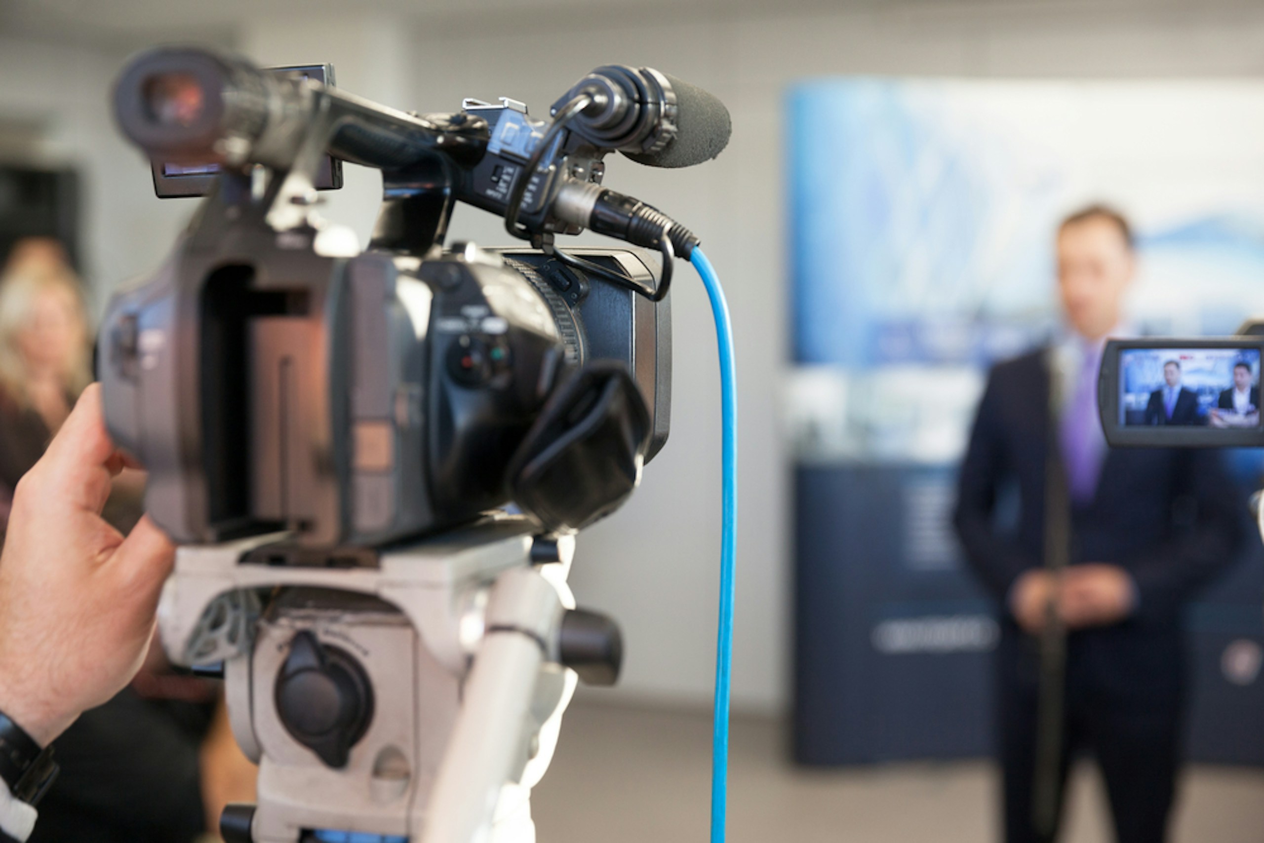 attirer journalistes