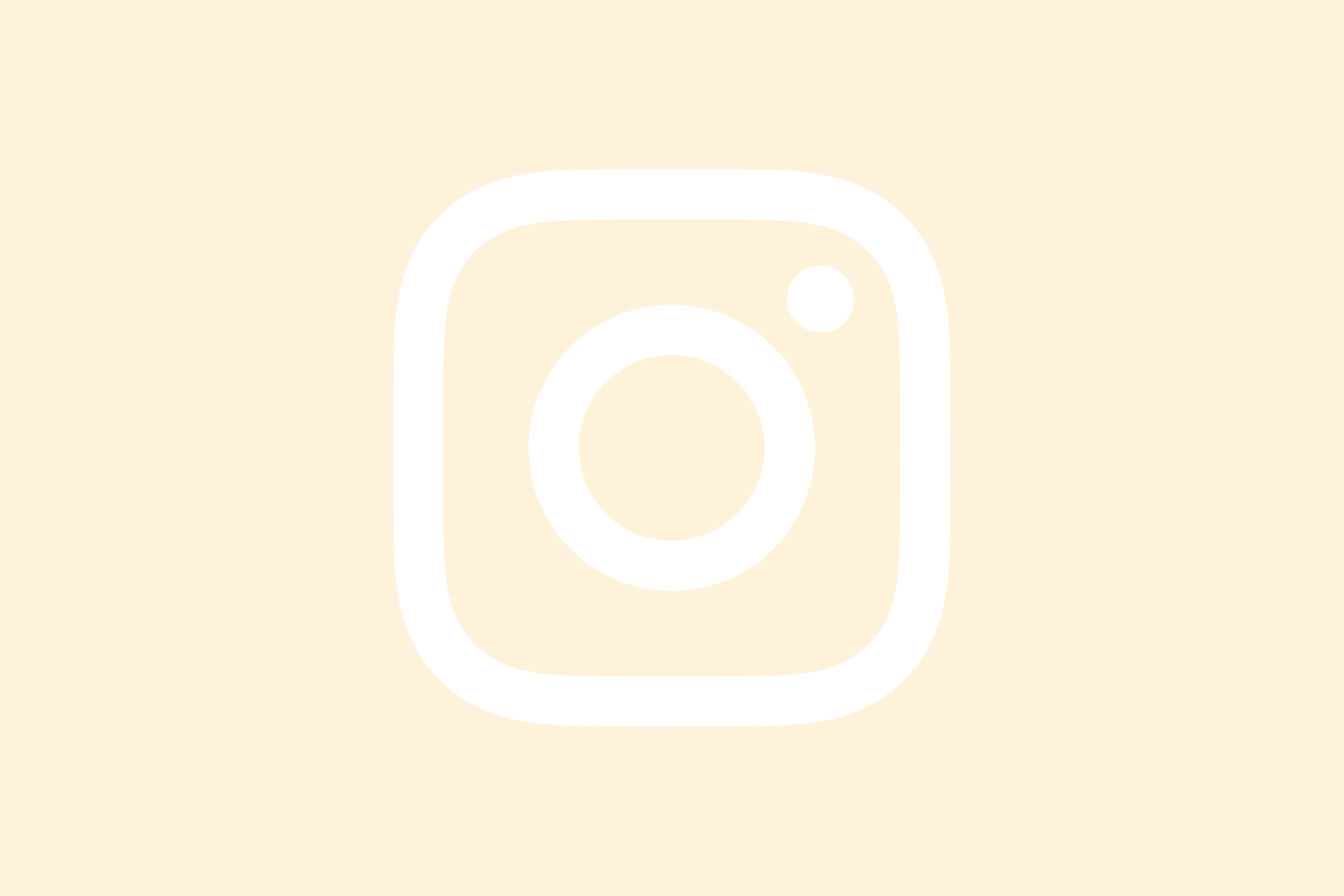 Instagramin valkoinen logo pastellin oranssilla taustalla.