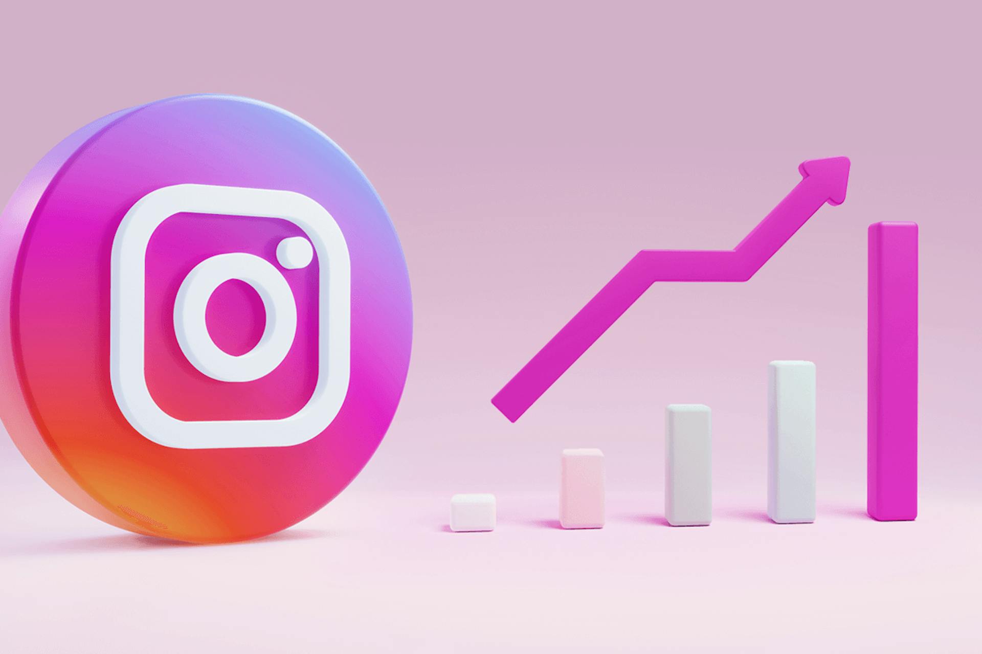 Kuva suuresta Instagram-logosta vaaleanpunaisella taustalla, kirkkaan vaaleanpunaisen nuolen vieressä pylväskaaviota ylöspäin ja oikealle. Instagram-tilastoblogipostaus