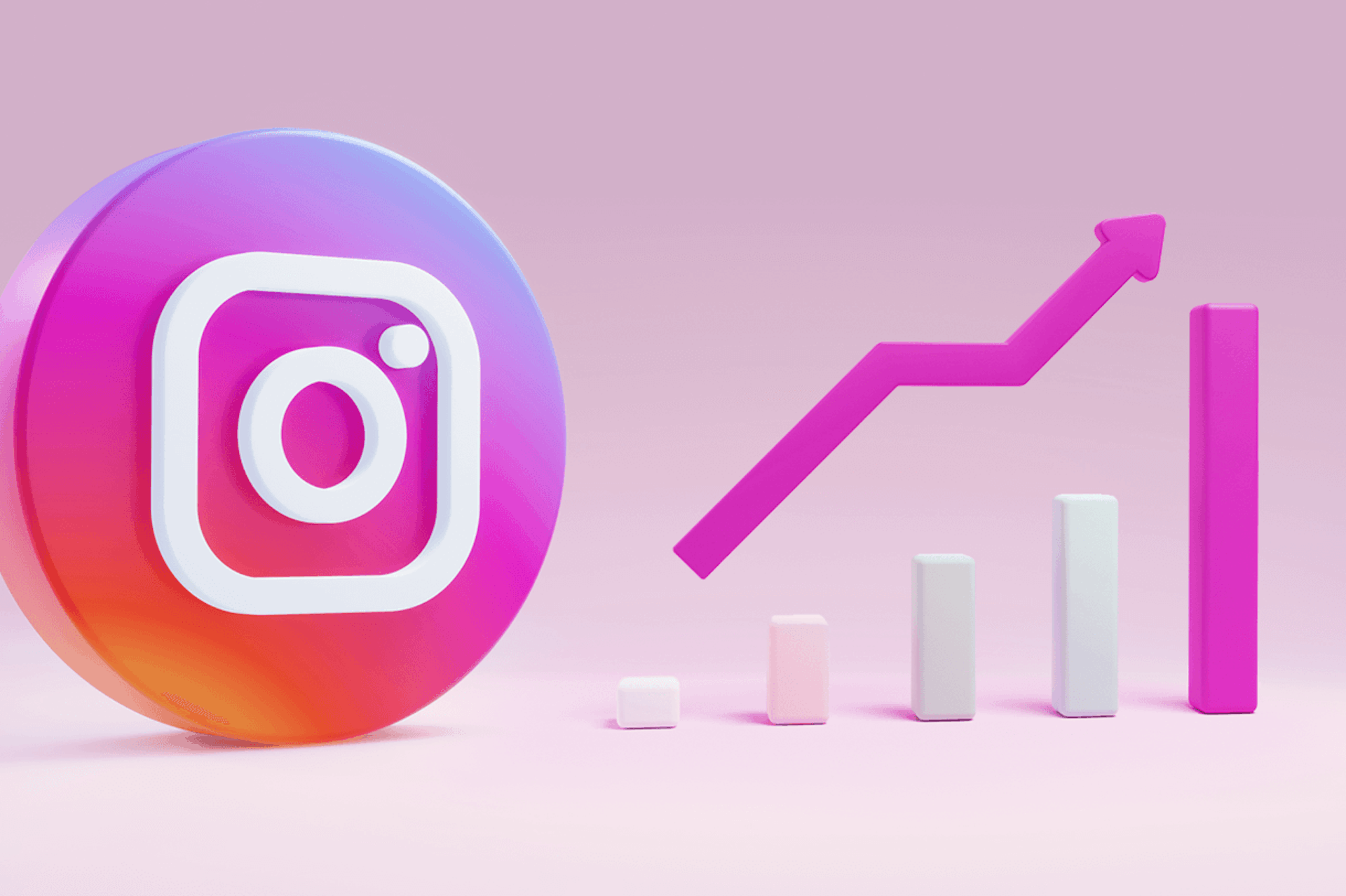 Kuva suuresta Instagram-logosta vaaleanpunaisella taustalla, kirkkaan vaaleanpunaisen nuolen vieressä pylväskaaviota ylöspäin ja oikealle. Instagram-tilastoblogipostaus