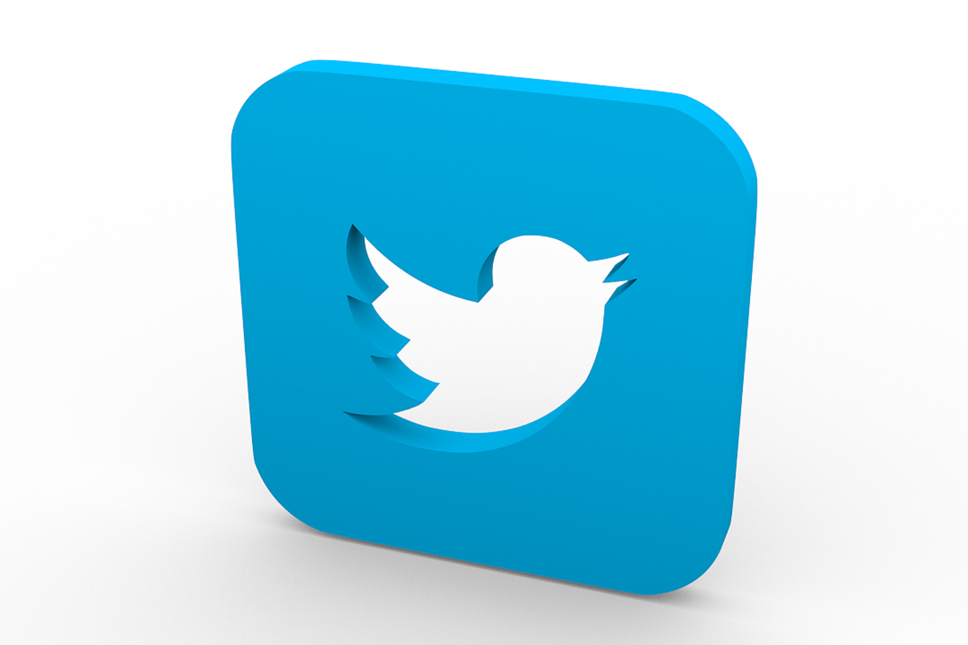 Une icône d'application Twitter en relief et positionnée sur le côté