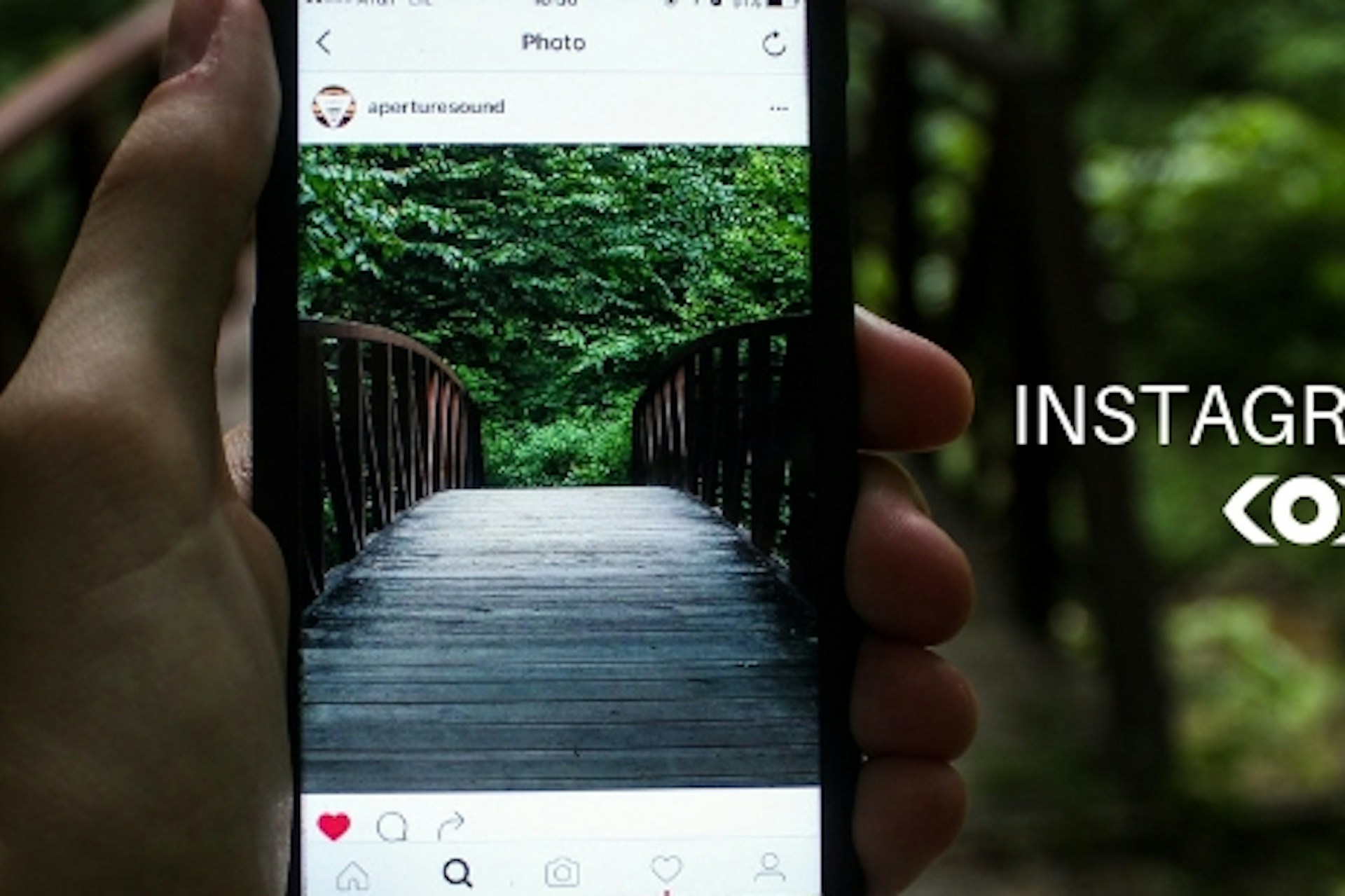 Smartphone mit Instagram Feed Brücke und Wald Aufschrift Instagram Stories Meltwater