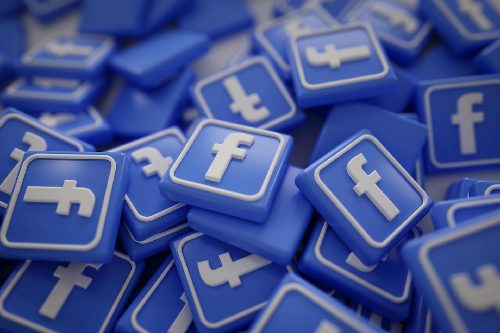 Ein Stapel 3D-Facebook-Logos als Titelbild unseres Guides über Facebook für Unternehmen