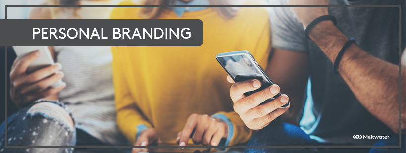 Personal Branding Smartphone Sofa gelber Pullover