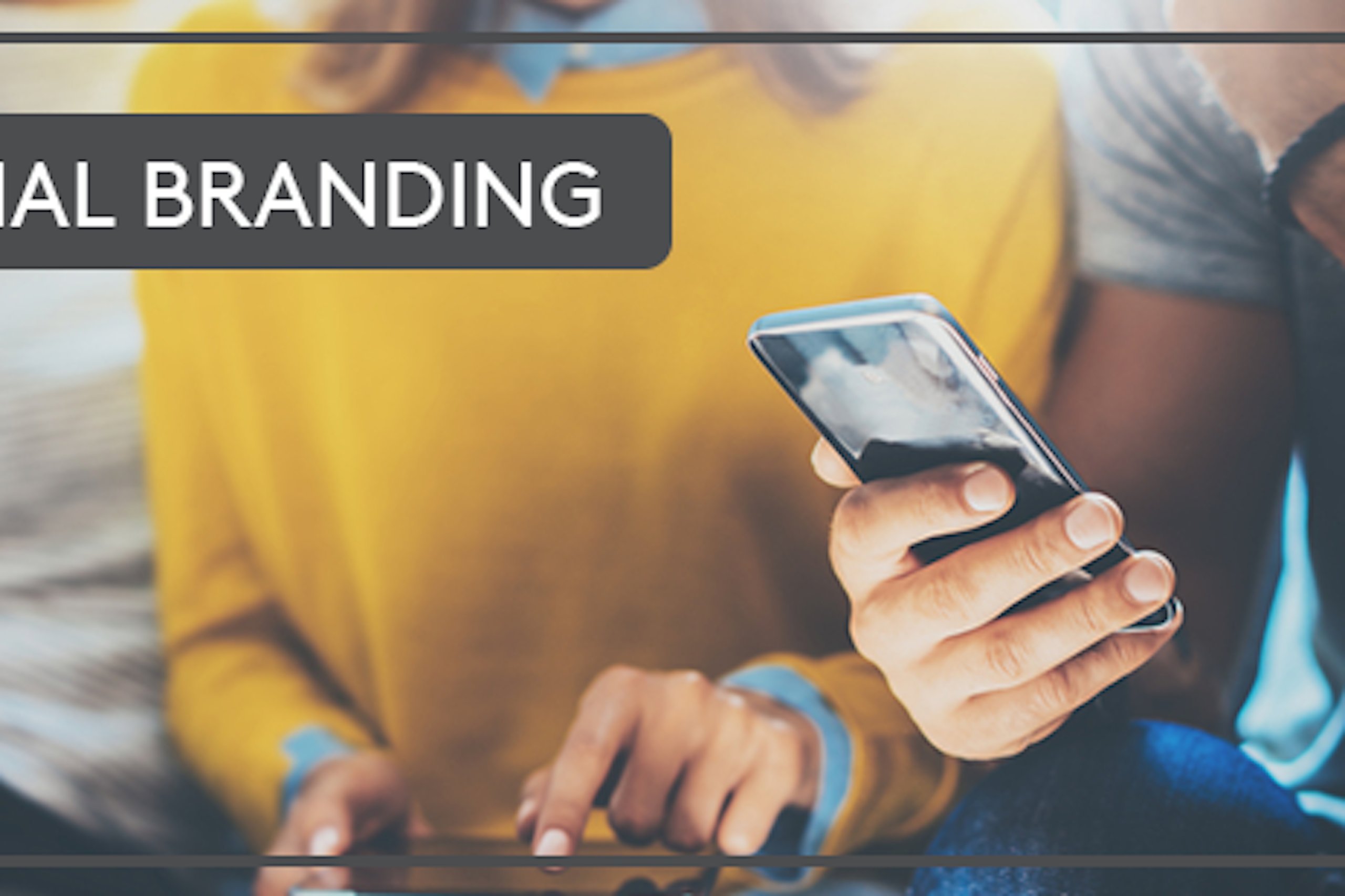 Personal Branding Smartphone Sofa gelber Pullover