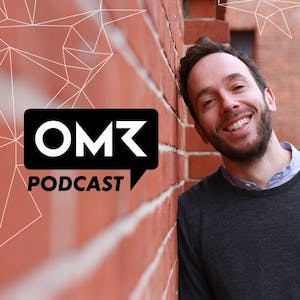 Foto Philipp Westermeyer lehnt an einer Wand, Aufschrift OMR Podcast