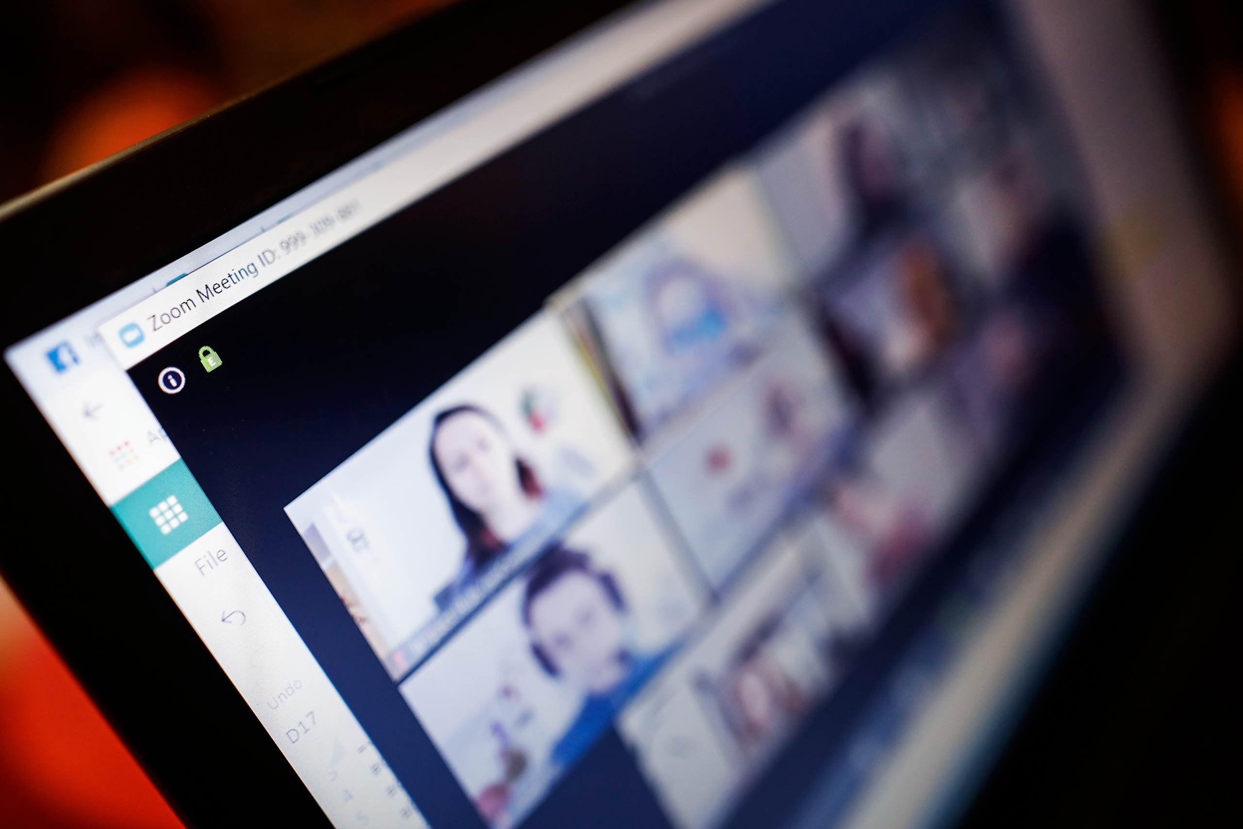 Man sieht einen Laptop von schräg oben fotografiert, auf dem ein Zoom Video Call läuft. Dieses Bild dient als Illustration unseres Beitrags zum Thema Event Marketing Strategien und Best Practices.