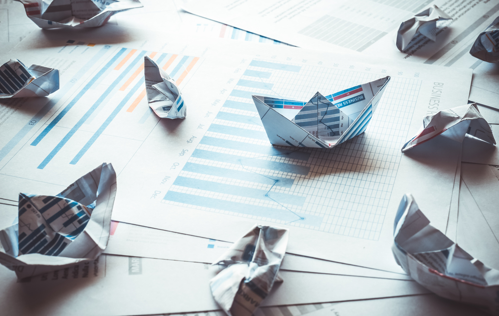 Papierschiffchen auf Analyse Papier