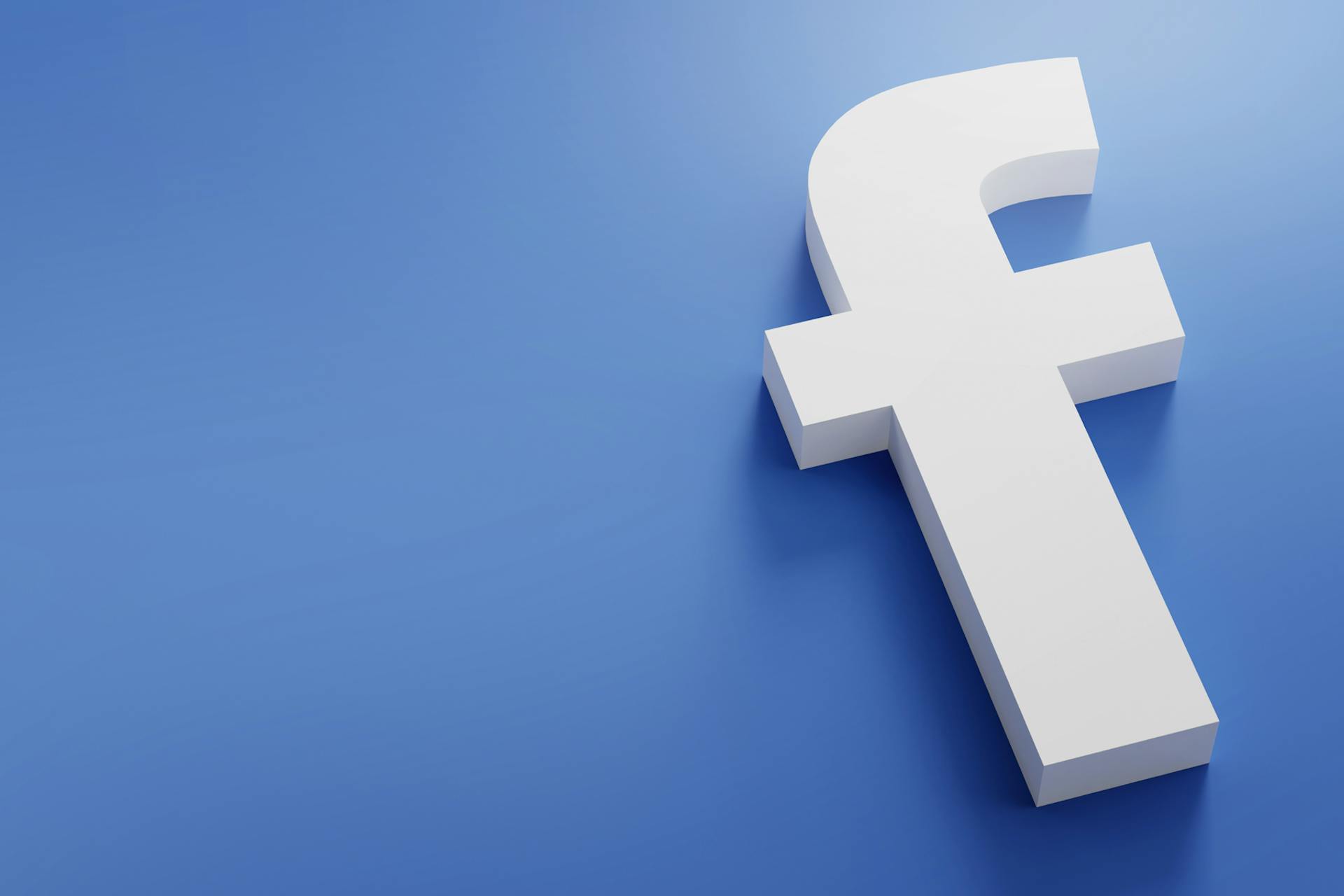 Большой логотип Facebook на синем фоне. Сообщение в блоге с советами по управлению Facebook