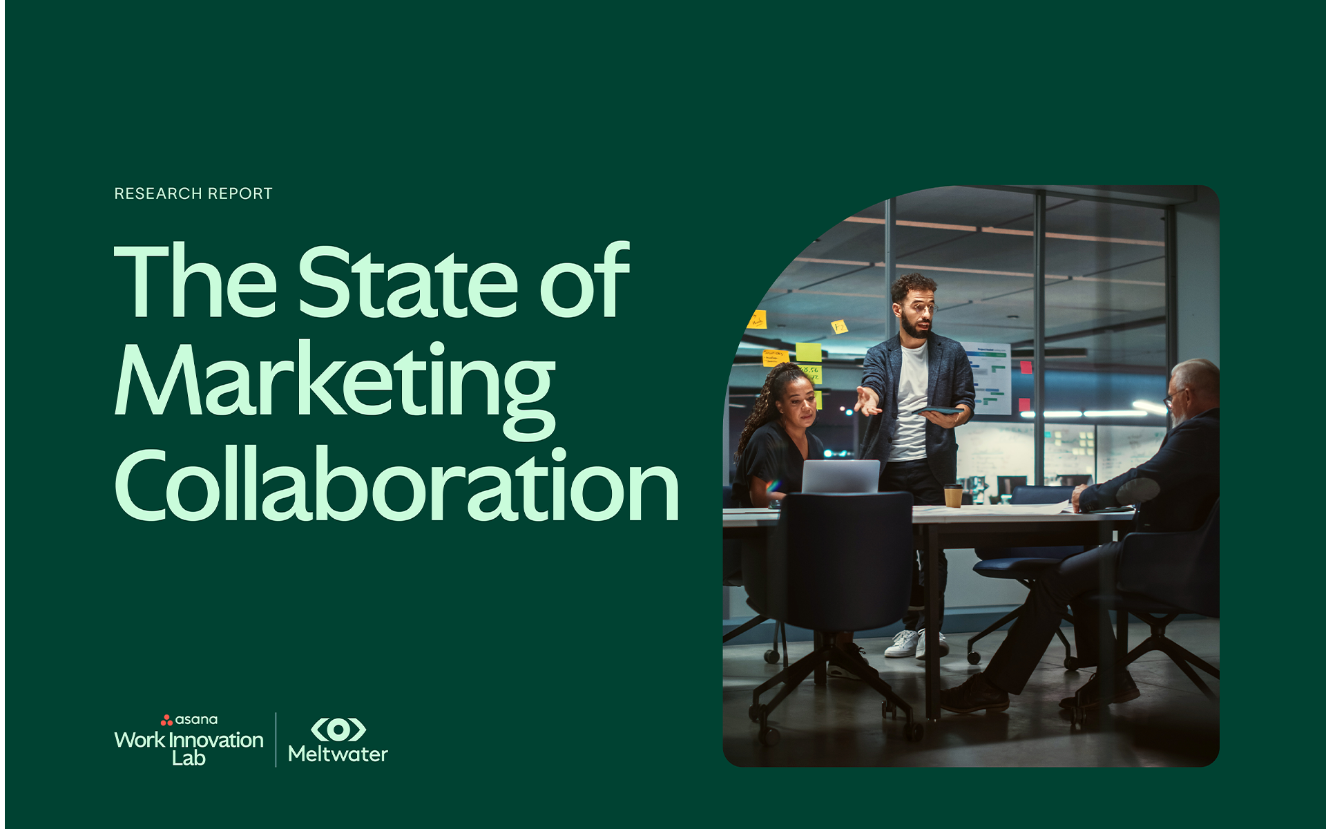 Bild von Menschen, die an einem Schreibtisch vor einem Laptop sitzen.