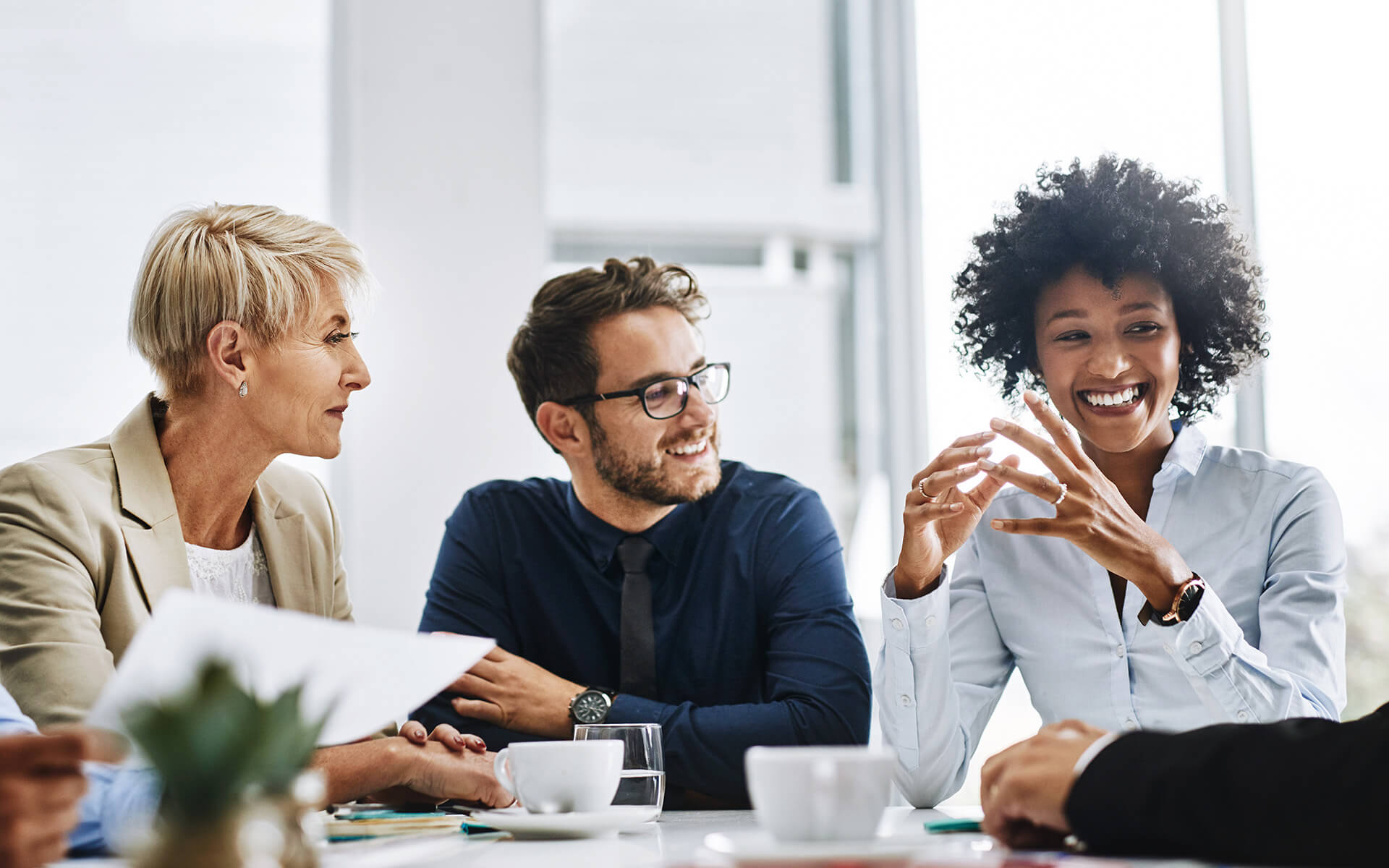 Eine Gruppe von Fachleuten versammelt sich in einem Konferenzraum, um über den Definitive Guide to Social Listening zu sprechen