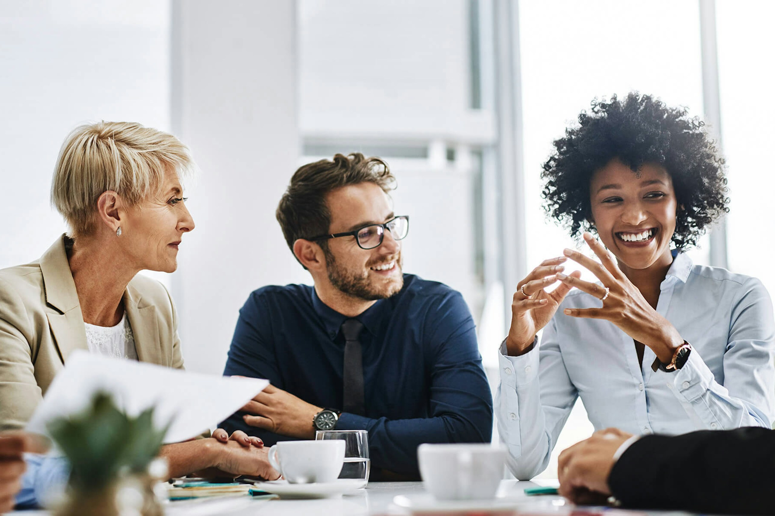 Eine Gruppe von Fachleuten versammelt sich in einem Konferenzraum, um über den Definitive Guide to Social Listening zu sprechen