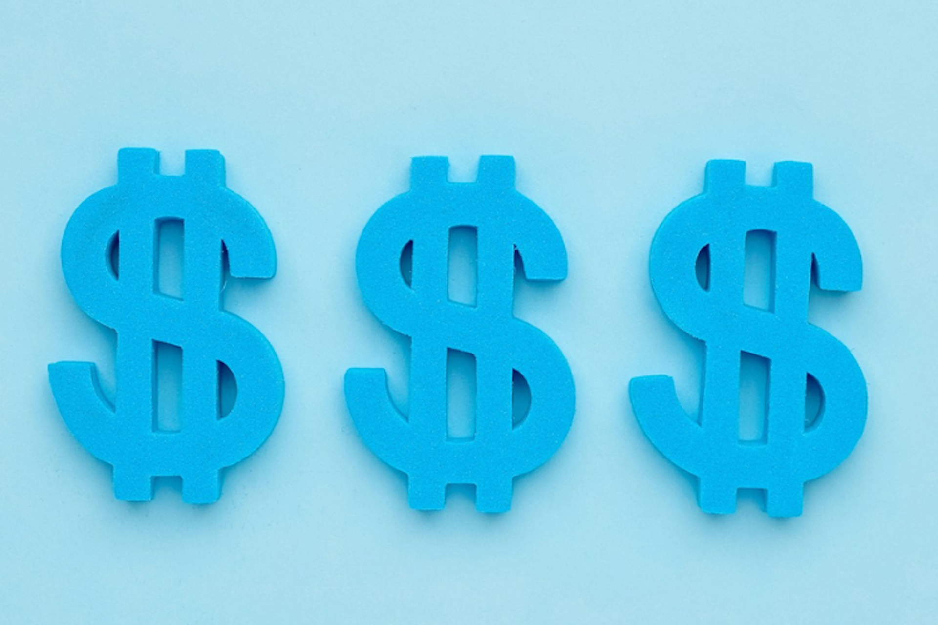 3 blaue Dollar-Zeichen auf einem türkisen Hintergrund