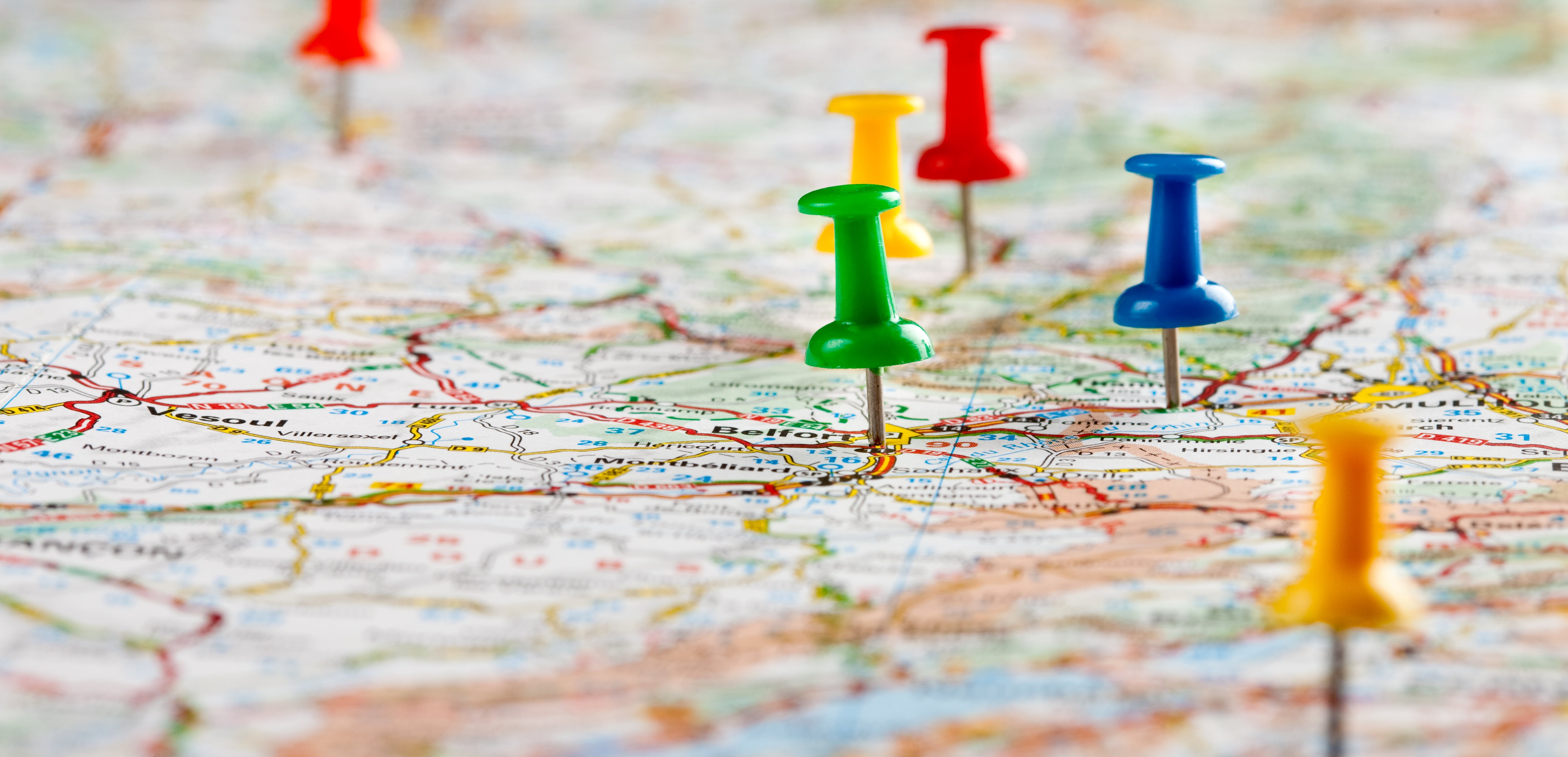 Carte avec des punaises plantées à des endroits