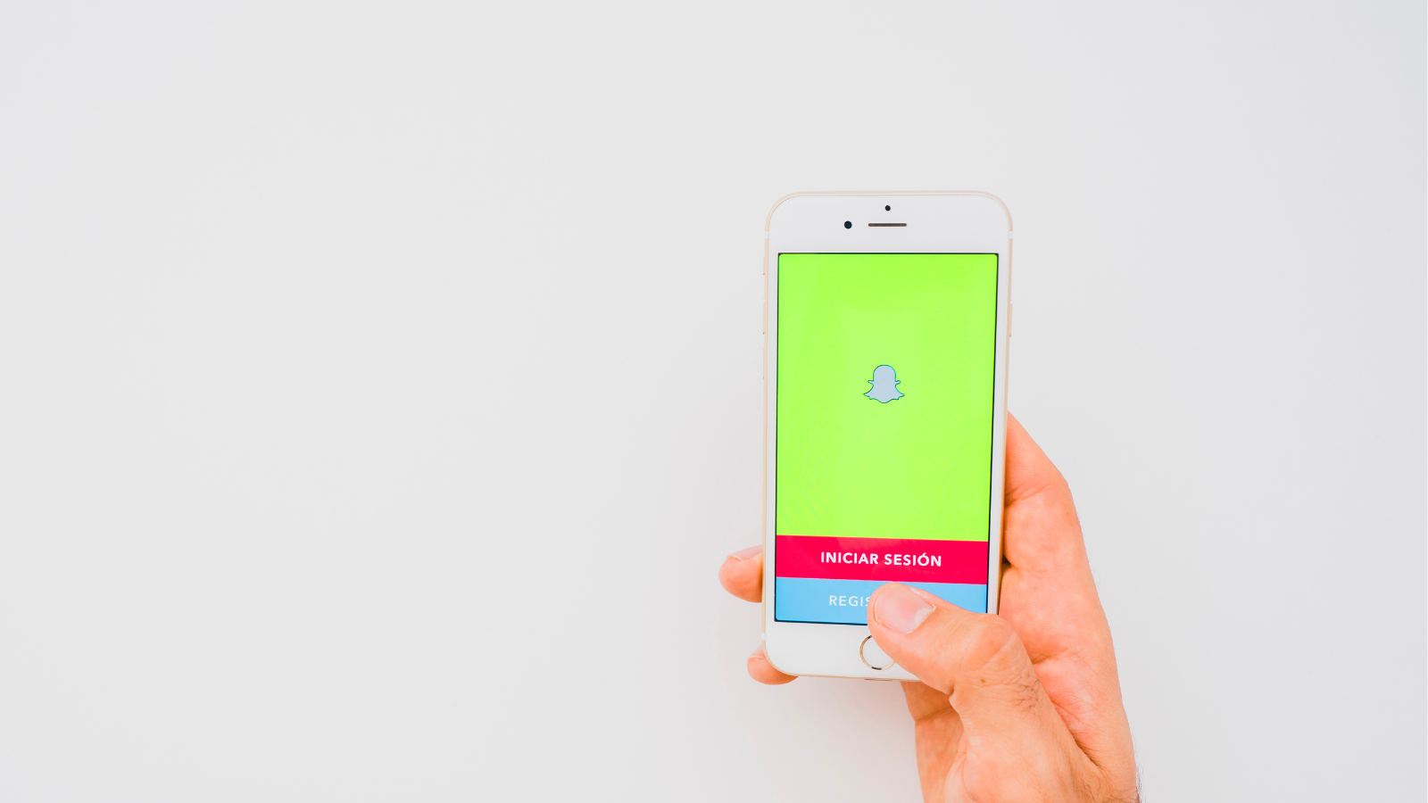 une personne qui se connecte à l'application Snapchat 